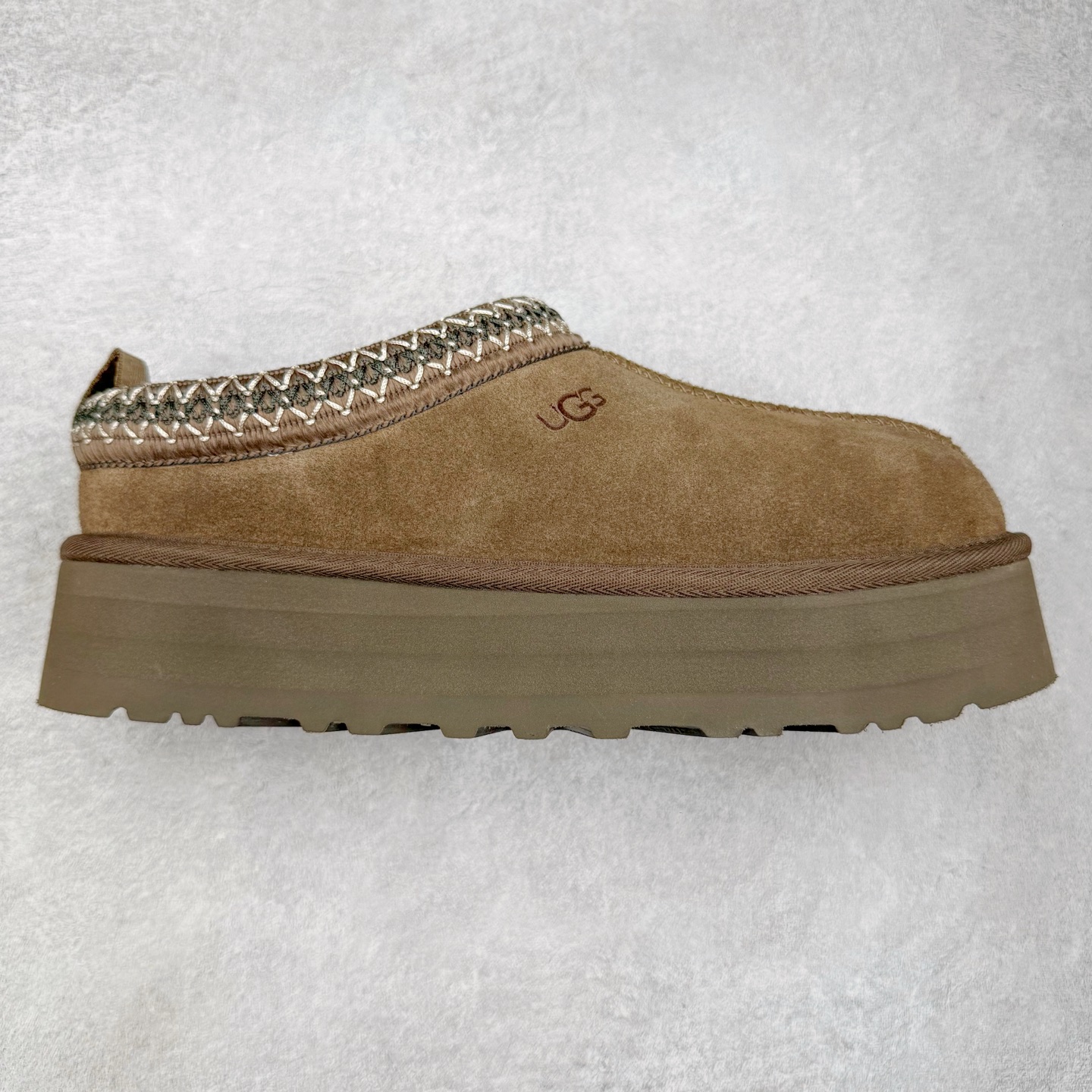 #GX UGG 2553 经典秋冬羊皮毛一体雪地靴 全鞋采用ZP同厂 隆丰A级澳洲进口羊皮毛一体 品牌代工厂生产线 完全遵循ZP工艺流程 代工厂原厂版师 秉承无原鞋不开发选择 注重每一处细节 市面最正版型 TREADLITE\\\”轻翼\\\”科技外底 轻便/耐用/柔韧/桩型【售后郑重承诺】一个月内若出现重大脱胶/断底等质量问题 直接为您换新!尺码:35 36 37 38 39 40-选品中心