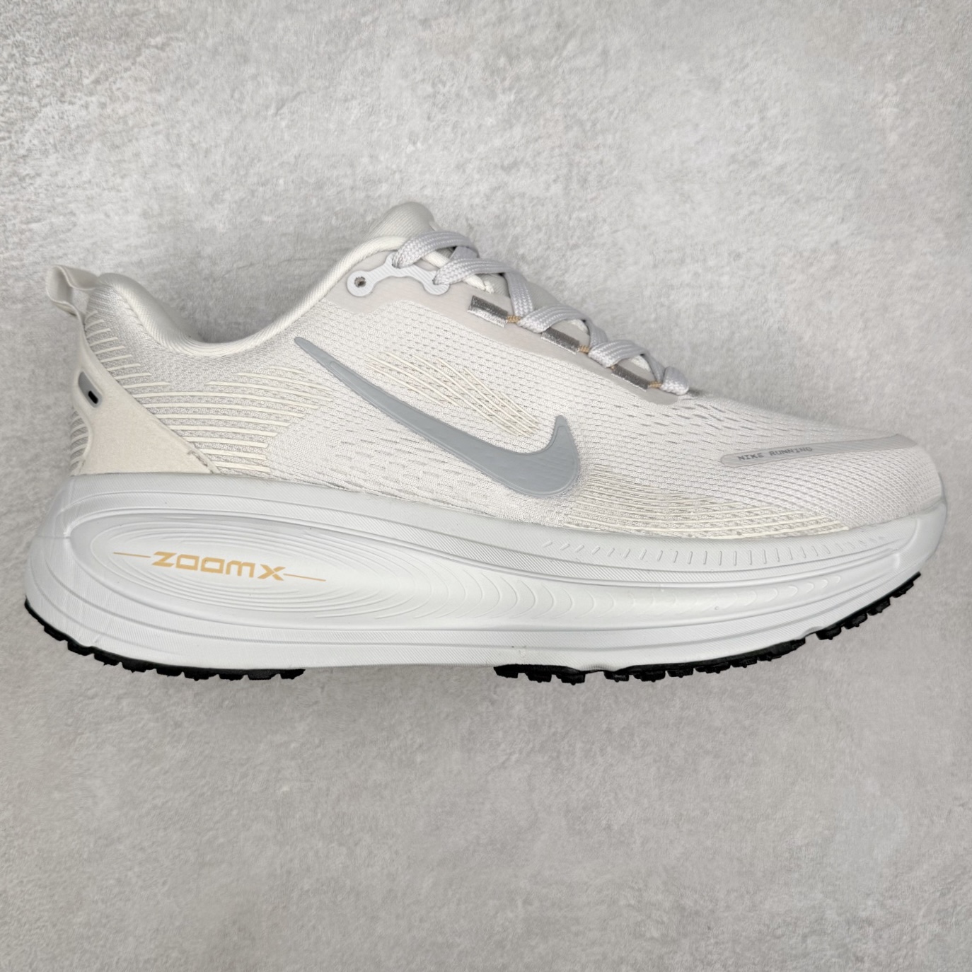 ＃纯原福利 NK Air Zoom Vomero 18 轻便舒适公路跑步鞋 质感柔软 弹力充沛 助力一路畅跑 乐享不停 厚实泡绵缔造舒适的回弹效果 铸就出色跑步表现 该鞋款轻盈透气 带你步入舒适新境界 疾速刺激感和非凡舒适脚感交织 定能让跑者在迈步间找到渴望已久的跑步乐趣 自如掌控跑步节奏、配速和里程 足底缓震配置赋予双足柔软舒适感受 助你一路畅跑 缓震设计 在双足触地时有助提供舒适脚感 搭载性能出众的 ZoomX 和 Cushlon 泡绵 营造柔软舒适脚感 助你稳稳迈步 基于跑者反馈 简化中底设计 带来出色舒适感 尺码：36 36.5 37.5 38 38.5 39 40 40.5 41 42 42.5 43 44 44.5 45-选品中心