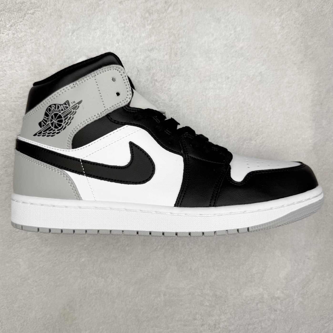 ＃K版 Air Jordan AJ1 Mid 中帮 黑灰影子 DQ8426-101 原厂内置全掌气垫 A模大底 头层小牛皮 鞋舌AJ原厂专用牛津布+AJ专用反口珍珠布+原厂无杂质高弹内里海棉 特殊封边弹力鞋带 全网唯一头层牛皮 原鞋开模 拒绝公底 购置公司同步原材料 原汁原味 忠于原版‼️尺码：36 36.5 37.5 38 38.5 39 40 40.5 41 42 42.5 43 44 44.5 45 46 47.5-选品中心