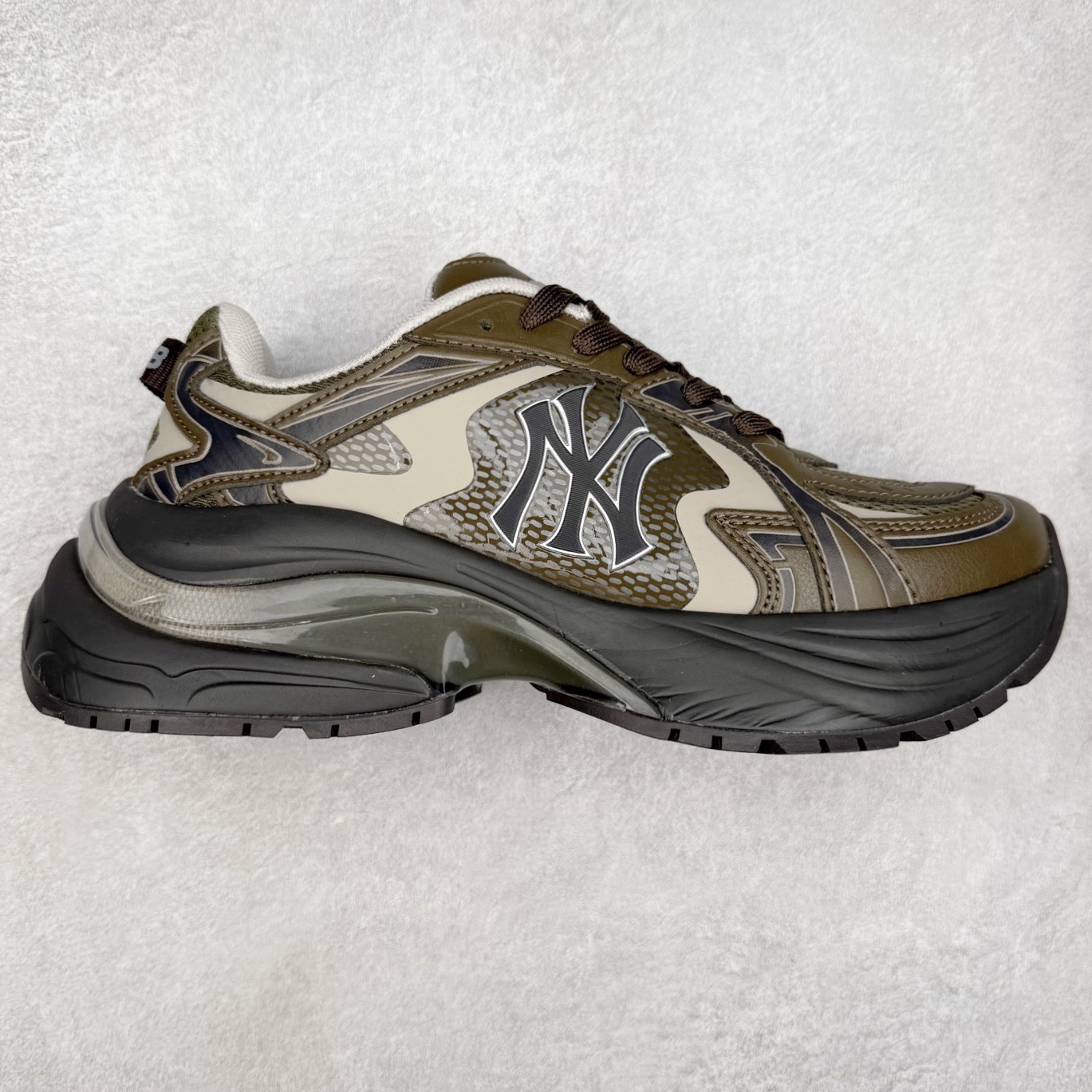 MLB New York Yankees Curve Runner 舒适百搭流浪鞋防滑耐磨低帮跑步鞋 Korea韩国联名NY美国榄球纽约洋基队限定 目前可过轻松秒过各类鉴定 能操作的私聊 韩国代购专供 左脚内置NFC感应 区别市面贴纸假芯片 MLB专用菱形双针中底布 重点细节中底布带注胶孔 原厂NFC感应吊牌 支持鉴定 一个两位数 原盒原标 全套原楦原纸板原厂数据开发 中韩文保养标贴 绿色防霉片 平台代购专供 独家一比一RB+MD组合大底 高频后跟小人Logo精准对位立体饱满 正确网布加超迁鞋面 转印中底走线紧密 转印Logo工艺表层防刮不掉色 尺码：35 36 36.5 37.5 38 38.5 39 40 40.5 41 42 42.5 43 44 44.5 45-选品中心