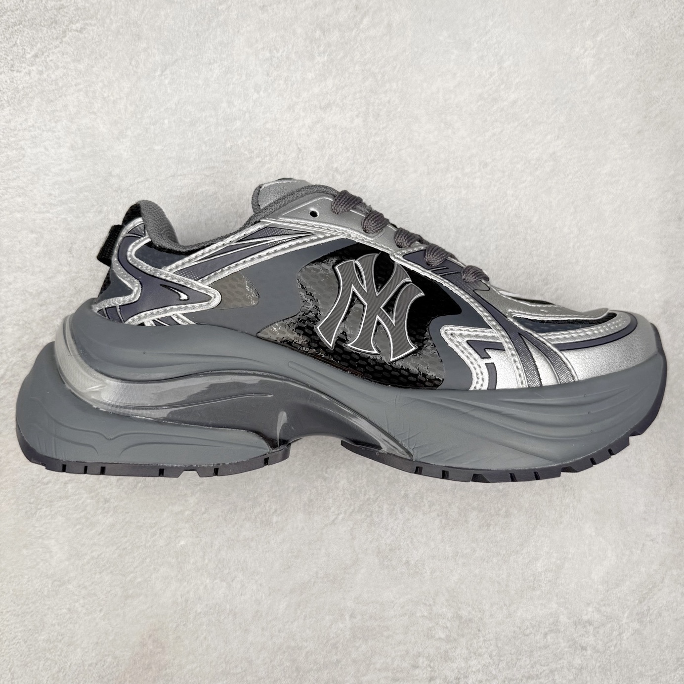 MLB New York Yankees Curve Runner 舒适百搭流浪鞋防滑耐磨低帮跑步鞋 Korea韩国联名NY美国榄球纽约洋基队限定 目前可过轻松秒过各类鉴定 能操作的私聊 韩国代购专供 左脚内置NFC感应 区别市面贴纸假芯片 MLB专用菱形双针中底布 重点细节中底布带注胶孔 原厂NFC感应吊牌 支持鉴定 一个两位数 原盒原标 全套原楦原纸板原厂数据开发 中韩文保养标贴 绿色防霉片 平台代购专供 独家一比一RB+MD组合大底 高频后跟小人Logo精准对位立体饱满 正确网布加超迁鞋面 转印中底走线紧密 转印Logo工艺表层防刮不掉色 尺码：35 36 36.5 37.5 38 38.5 39 40 40.5 41 42 42.5 43 44 44.5 45-选品中心