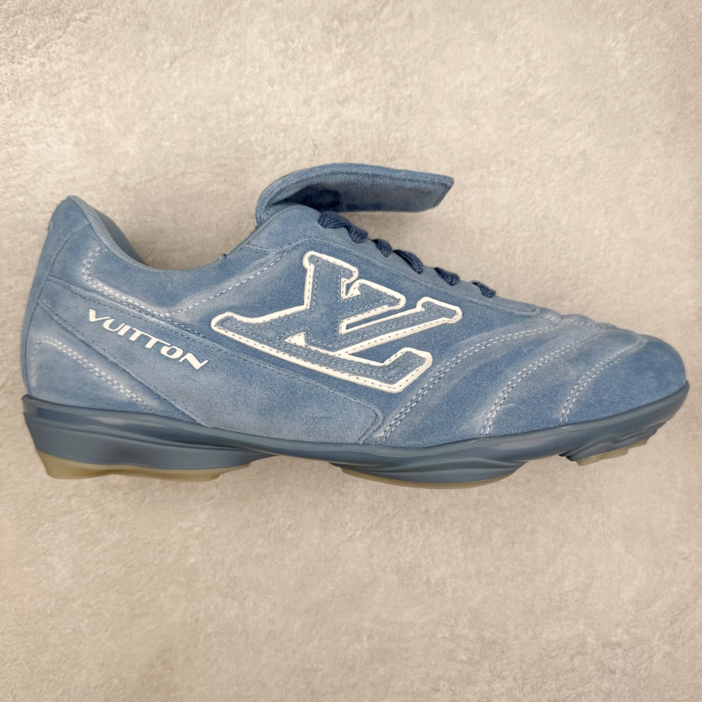 ＃纯原 LOUIS VUITTON Footprint Soccer LV 皮革 2025春夏男士系列圆头系带低帮生活休闲鞋 2025春夏系列时装展中亮相，是Pharrell Williams 首次以足球鞋为灵感设计的运动鞋。鞋款的灵感来自跨越世代和文化的足球运动，呼应2025春夏系列时装展团结一致、全民参与的主题。鞋款以流丽的设计著称，侧面以富动感的IV Initials标志点缀，鞋舌缀有灵感来自足球队伍的Lvers United徽章，而脚掌纹橡胶鞋底饰有多款路易威登标志 时髦休闲穿搭 时尚界的弄潮儿 实拍调校N版已经零色差零失真 百分百还原实物色彩所见即所得 不存在货不对板色差等低级问题 选购参考实物拍摄 不混卖不参货 只用心做好货严格选品 承诺混一赔十 尺码：36 37 38 39 40 41 42 43 44 45 46-选品中心