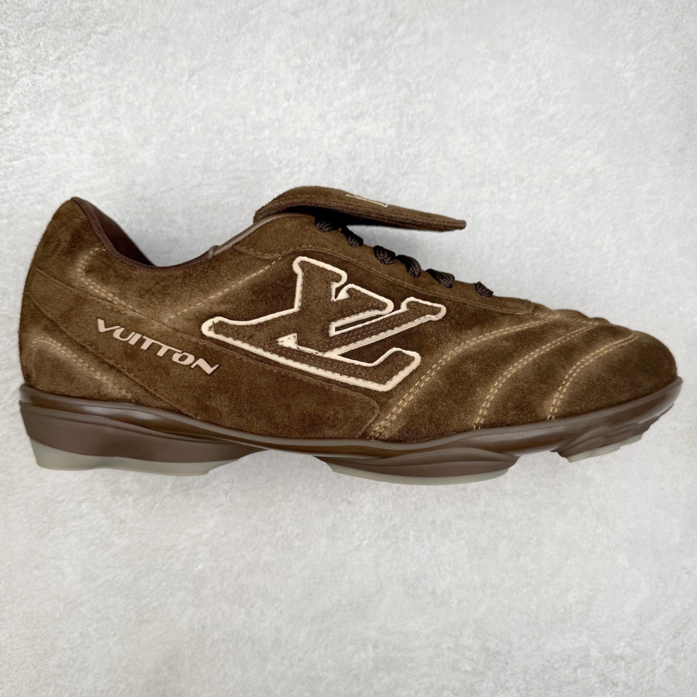 ＃纯原 LOUIS VUITTON Footprint Soccer LV 皮革 2025春夏男士系列圆头系带低帮生活休闲鞋 2025春夏系列时装展中亮相，是Pharrell Williams 首次以足球鞋为灵感设计的运动鞋。鞋款的灵感来自跨越世代和文化的足球运动，呼应2025春夏系列时装展团结一致、全民参与的主题。鞋款以流丽的设计著称，侧面以富动感的IV Initials标志点缀，鞋舌缀有灵感来自足球队伍的Lvers United徽章，而脚掌纹橡胶鞋底饰有多款路易威登标志 时髦休闲穿搭 时尚界的弄潮儿 实拍调校N版已经零色差零失真 百分百还原实物色彩所见即所得 不存在货不对板色差等低级问题 选购参考实物拍摄 不混卖不参货 只用心做好货严格选品 承诺混一赔十 尺码：36 37 38 39 40 41 42 43 44 45 46-选品中心