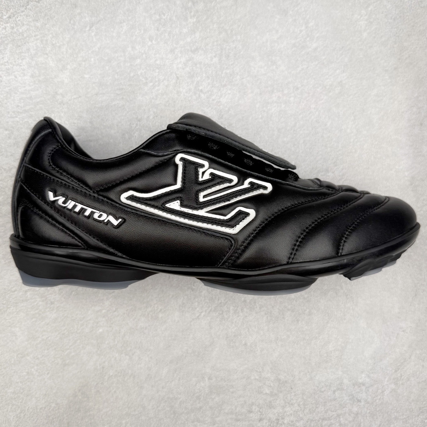 ＃纯原 LOUIS VUITTON Footprint Soccer LV 皮革 2025春夏男士系列圆头系带低帮生活休闲鞋 2025春夏系列时装展中亮相，是Pharrell Williams 首次以足球鞋为灵感设计的运动鞋。鞋款的灵感来自跨越世代和文化的足球运动，呼应2025春夏系列时装展团结一致、全民参与的主题。鞋款以流丽的设计著称，侧面以富动感的IV Initials标志点缀，鞋舌缀有灵感来自足球队伍的Lvers United徽章，而脚掌纹橡胶鞋底饰有多款路易威登标志 时髦休闲穿搭 时尚界的弄潮儿 实拍调校N版已经零色差零失真 百分百还原实物色彩所见即所得 不存在货不对板色差等低级问题 选购参考实物拍摄 不混卖不参货 只用心做好货严格选品 承诺混一赔十 尺码：36 37 38 39 40 41 42 43 44 45 46-选品中心
