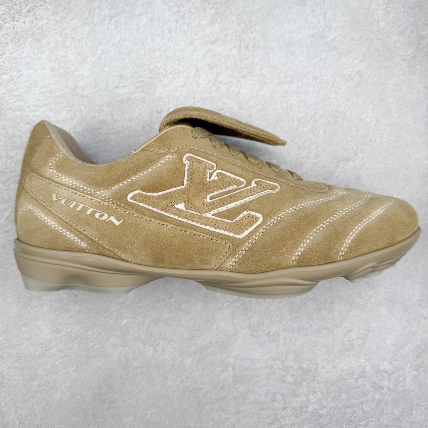 ＃纯原 LOUIS VUITTON Footprint Soccer LV 皮革 2025春夏男士系列圆头系带低帮生活休闲鞋 2025春夏系列时装展中亮相，是Pharrell Williams 首次以足球鞋为灵感设计的运动鞋。鞋款的灵感来自跨越世代和文化的足球运动，呼应2025春夏系列时装展团结一致、全民参与的主题。鞋款以流丽的设计著称，侧面以富动感的IV Initials标志点缀，鞋舌缀有灵感来自足球队伍的Lvers United徽章，而脚掌纹橡胶鞋底饰有多款路易威登标志 时髦休闲穿搭 时尚界的弄潮儿 实拍调校N版已经零色差零失真 百分百还原实物色彩所见即所得 不存在货不对板色差等低级问题 选购参考实物拍摄 不混卖不参货 只用心做好货严格选品 承诺混一赔十 尺码：36 37 38 39 40 41 42 43 44 45 46-选品中心