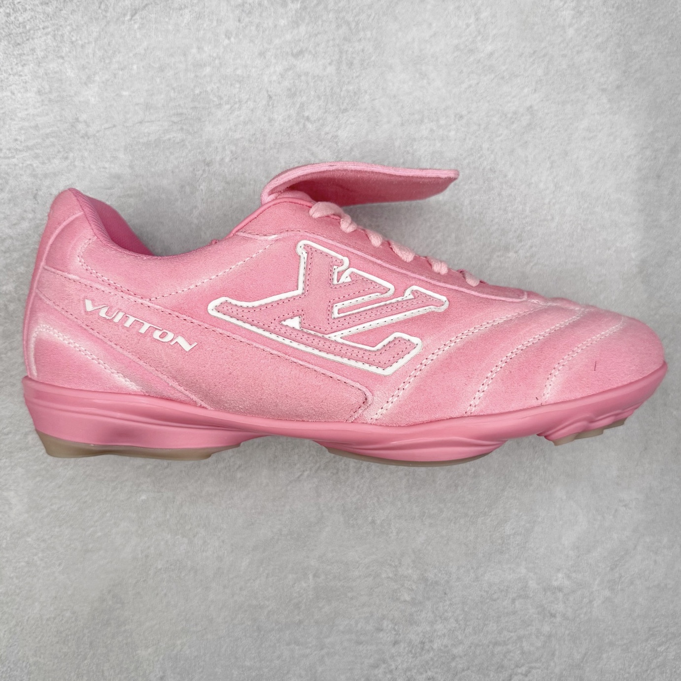 ＃纯原 LOUIS VUITTON Footprint Soccer LV 皮革 2025春夏男士系列圆头系带低帮生活休闲鞋 2025春夏系列时装展中亮相，是Pharrell Williams 首次以足球鞋为灵感设计的运动鞋。鞋款的灵感来自跨越世代和文化的足球运动，呼应2025春夏系列时装展团结一致、全民参与的主题。鞋款以流丽的设计著称，侧面以富动感的IV Initials标志点缀，鞋舌缀有灵感来自足球队伍的Lvers United徽章，而脚掌纹橡胶鞋底饰有多款路易威登标志 时髦休闲穿搭 时尚界的弄潮儿 实拍调校N版已经零色差零失真 百分百还原实物色彩所见即所得 不存在货不对板色差等低级问题 选购参考实物拍摄 不混卖不参货 只用心做好货严格选品 承诺混一赔十 尺码：36 37 38 39 40 41 42 43 44 45 46-选品中心