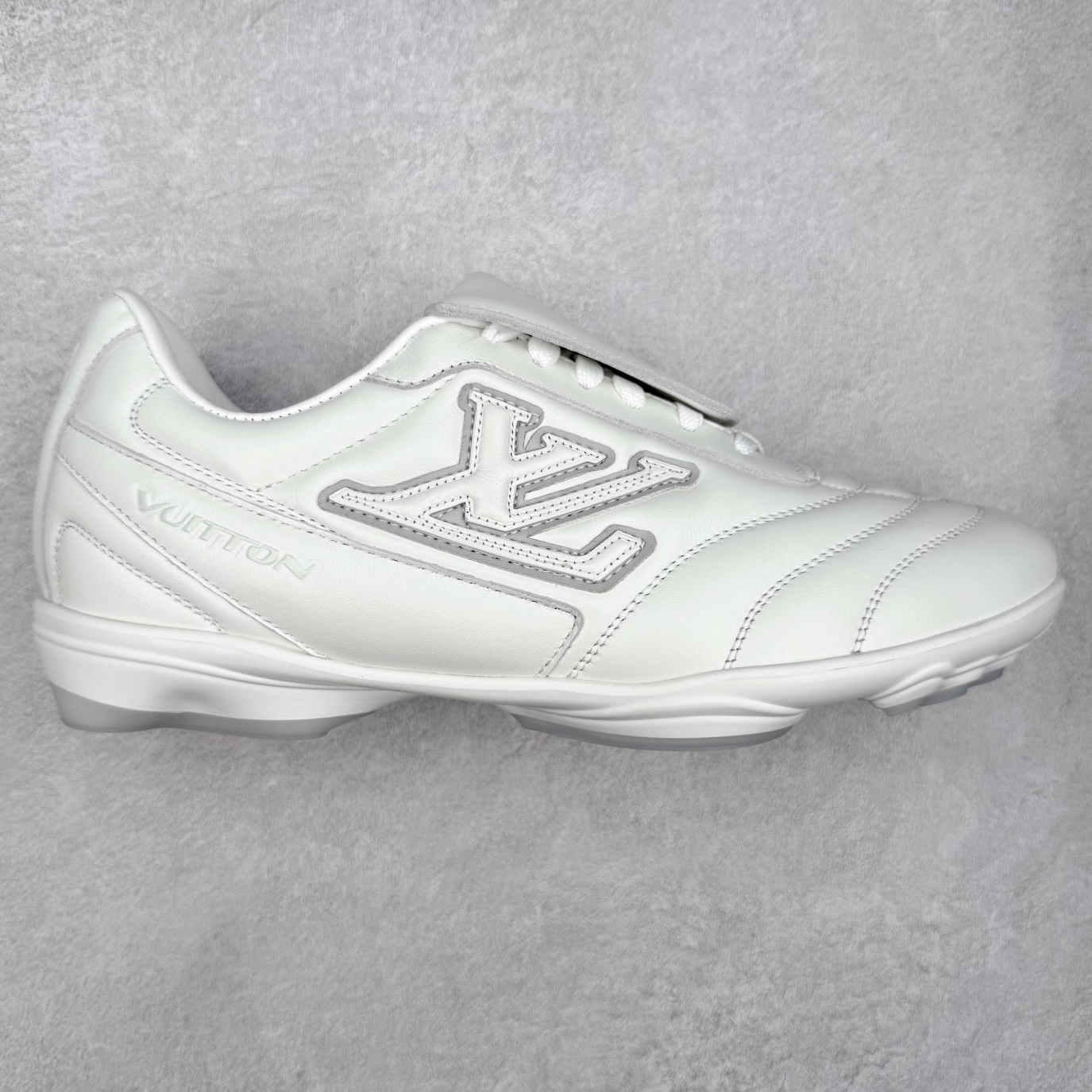 ＃纯原 LOUIS VUITTON Footprint Soccer LV 皮革 2025春夏男士系列圆头系带低帮生活休闲鞋 2025春夏系列时装展中亮相，是Pharrell Williams 首次以足球鞋为灵感设计的运动鞋。鞋款的灵感来自跨越世代和文化的足球运动，呼应2025春夏系列时装展团结一致、全民参与的主题。鞋款以流丽的设计著称，侧面以富动感的IV Initials标志点缀，鞋舌缀有灵感来自足球队伍的Lvers United徽章，而脚掌纹橡胶鞋底饰有多款路易威登标志 时髦休闲穿搭 时尚界的弄潮儿 实拍调校N版已经零色差零失真 百分百还原实物色彩所见即所得 不存在货不对板色差等低级问题 选购参考实物拍摄 不混卖不参货 只用心做好货严格选品 承诺混一赔十 尺码：36 37 38 39 40 41 42 43 44 45 46-选品中心