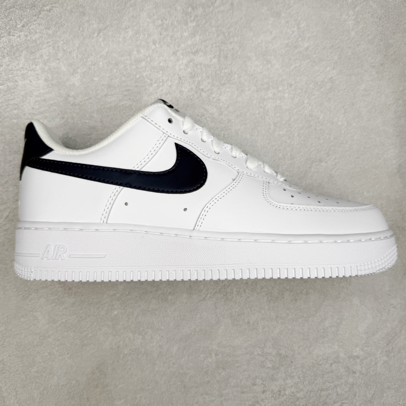 NK Air Force 1´07 Low 空军一号低帮百搭休闲运动板鞋 FJ4146-119 柔软、弹性十足的缓震性能和出色的中底设计 横跨复古与现代的外型结合 造就出风靡全球 三十多年的Force 1 直到今天还深受青睐 实拍调校N版已经零色差零失真 百分百还原实物色彩所见即所得 不存在货不对板色差等低级问题 选购参考实物拍摄 不混卖不参货 只用心做好货严格选品 承诺混一赔十 尺码：36 36.5 37.5 38 38.5 39 40 40.5 41 42 42.5 43 44 44.5 45-选品中心