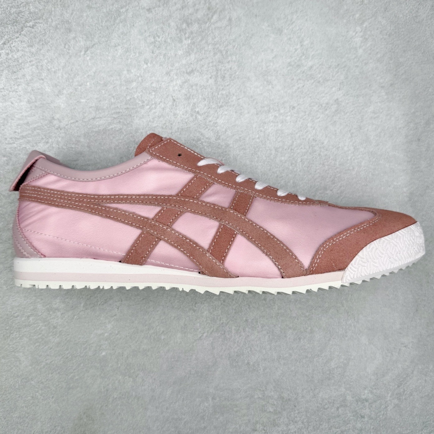 ＃C版 Asics Onitsuka Tiger MEXICO 66 亚瑟士鬼冢虎复古经典板鞋 市场王者选手 海外订单工厂出品 长期生产补货永不断码 超成熟稳定的做工品控 原装全套纸板楦头开发 原汁原味 完美呈现版型 私模正确鞋底咬花纹路 一比一鞋头弧度高度鞋身弧度 绝不口嗨 细节品控鞋型随意秒杀市面 原档咬花纹路私模大底 一个单元有六个三角形 总体形拼接呈现花瓣状 官方四联吊牌 原装Ortholite轻量化鞋垫 原盒原配 质保卡 说明书 钢印防尘纸 纸板中底带钢印 乳胶组合鞋垫 支持全方位的对比专柜 产品从款式颜色造型上体现出追求舒适和细节的完美 鞋类更是推崇手工制作的严谨与完美 融舒适性与可穿性的设计风格 注重细节的完美和别致魅力 既保持稳重 又不失轻松的时尚感 尺码：36 37 37.5 38 39 39.5 40 40.5 41.5 42 42.5 43.5 44 45-选品中心