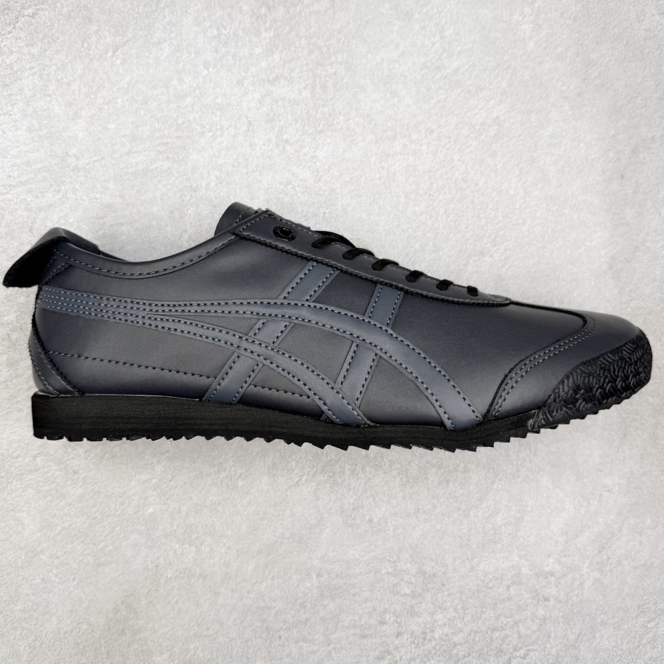 ＃C版 Asics Onitsuka Tiger MEXICO 66 亚瑟士鬼冢虎复古经典板鞋 市场王者选手 海外订单工厂出品 长期生产补货永不断码 超成熟稳定的做工品控 原装全套纸板楦头开发 原汁原味 完美呈现版型 私模正确鞋底咬花纹路 一比一鞋头弧度高度鞋身弧度 绝不口嗨 细节品控鞋型随意秒杀市面 原档咬花纹路私模大底 一个单元有六个三角形 总体形拼接呈现花瓣状 官方四联吊牌 原装Ortholite轻量化鞋垫 原盒原配 质保卡 说明书 钢印防尘纸 纸板中底带钢印 乳胶组合鞋垫 支持全方位的对比专柜 产品从款式颜色造型上体现出追求舒适和细节的完美 鞋类更是推崇手工制作的严谨与完美 融舒适性与可穿性的设计风格 注重细节的完美和别致魅力 既保持稳重 又不失轻松的时尚感 尺码：36 37 37.5 38 39 39.5 40 40.5 41.5 42 42.5 43.5 44 45-选品中心