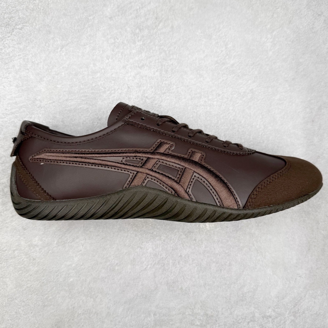 ＃C版 Asics Onitsuka Tiger MEXICO 66 亚瑟士鬼冢虎复古经典板鞋 市场王者选手 海外订单工厂出品 长期生产补货永不断码 超成熟稳定的做工品控 原装全套纸板楦头开发 原汁原味 完美呈现版型 私模正确鞋底咬花纹路 一比一鞋头弧度高度鞋身弧度 绝不口嗨 细节品控鞋型随意秒杀市面 原档咬花纹路私模大底 一个单元有六个三角形 总体形拼接呈现花瓣状 官方四联吊牌 原装Ortholite轻量化鞋垫 原盒原配 质保卡 说明书 钢印防尘纸 纸板中底带钢印 乳胶组合鞋垫 支持全方位的对比专柜 产品从款式颜色造型上体现出追求舒适和细节的完美 鞋类更是推崇手工制作的严谨与完美 融舒适性与可穿性的设计风格 注重细节的完美和别致魅力 既保持稳重 又不失轻松的时尚感 尺码：36 37 37.5 38 39 39.5 40 40.5 41.5 42 42.5 43.5 44 45-选品中心