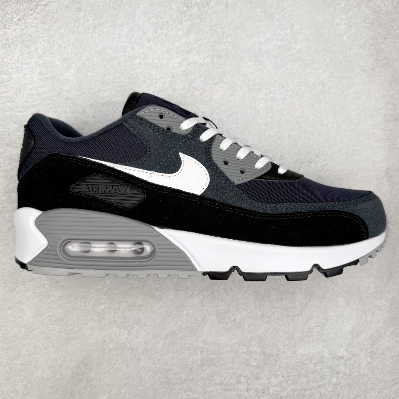 ＃MX版 NK Air MAX 90 气垫复古减震跑步鞋 DA1641-003 经典重温 独家陆续补货 外单专供大厂出品 品质稳定 一百余色 终端操作 Air Max 90于1990年推出 来自Air Max系列 在Air Max 1的基础上改进而得 增加了气垫面积 外型上也更为流线 最特別的就是加入了菱纹塑胶嵌板 为Air Max 90增添了许多潮流气息 皮革鞋面 造就出色耐穿性和支撑力 Max Air缓震配置搭配泡棉中底 令Air Max 90轻盈而舒适 华夫格橡胶外底 铸就Air Max 90非凡的抓地力 而Air Max 90不仅是一双跑鞋 它成功跨越了时间的演进 成为了球鞋文化与潮流圈中最熟为人知的鞋款之一 尺码：36 36.5 37.5 38 38.5 39 40 40.5 41 42 42.5 43 44 44.5 45-选品中心