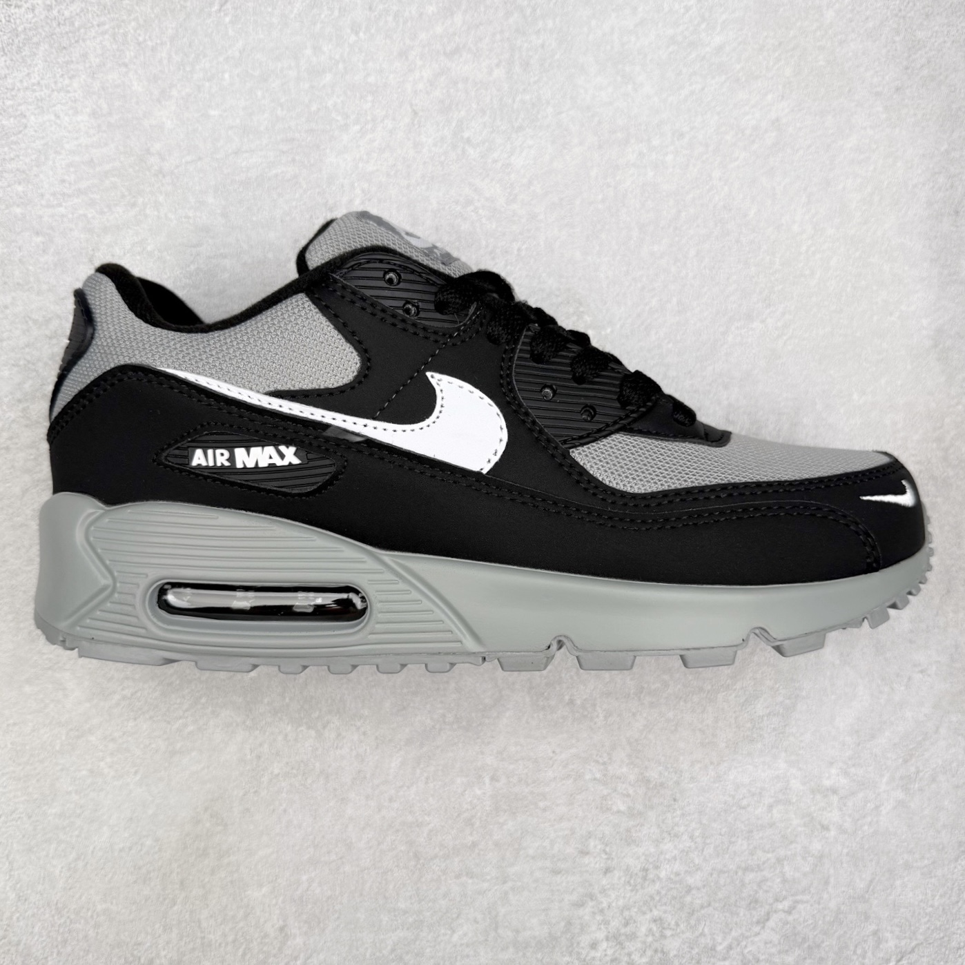 ＃MX版 NK Air MAX 90 气垫复古减震跑步鞋 IM5989-010 经典重温 独家陆续补货 外单专供大厂出品 品质稳定 一百余色 终端操作 Air Max 90于1990年推出 来自Air Max系列 在Air Max 1的基础上改进而得 增加了气垫面积 外型上也更为流线 最特別的就是加入了菱纹塑胶嵌板 为Air Max 90增添了许多潮流气息 皮革鞋面 造就出色耐穿性和支撑力 Max Air缓震配置搭配泡棉中底 令Air Max 90轻盈而舒适 华夫格橡胶外底 铸就Air Max 90非凡的抓地力 而Air Max 90不仅是一双跑鞋 它成功跨越了时间的演进 成为了球鞋文化与潮流圈中最熟为人知的鞋款之一 尺码：36 36.5 37.5 38 38.5 39 40 40.5 41 42 42.5 43 44 44.5 45-选品中心