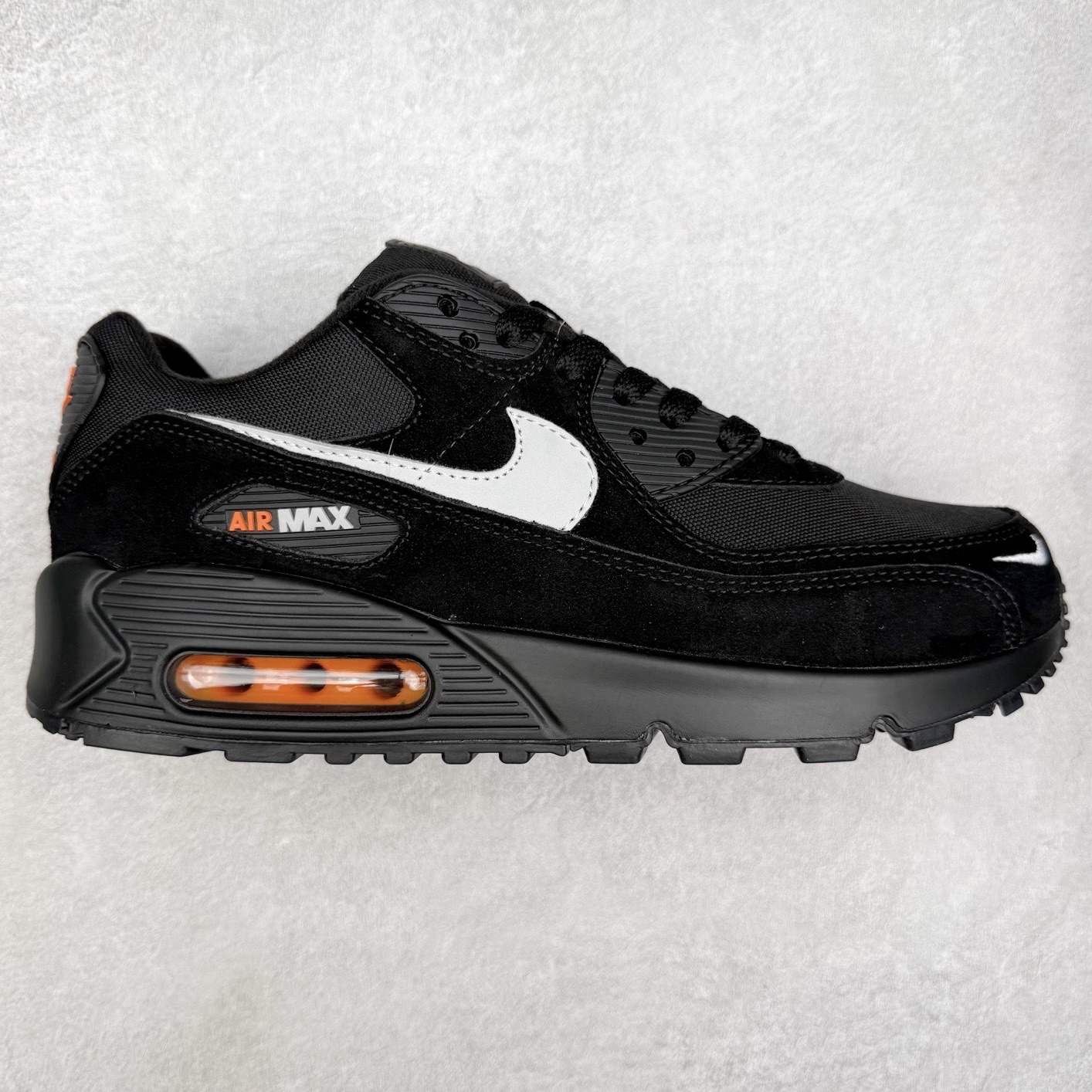 ＃MX版 NK Air MAX 90 气垫复古减震跑步鞋 DO6706-010 经典重温 独家陆续补货 外单专供大厂出品 品质稳定 一百余色 终端操作 Air Max 90于1990年推出 来自Air Max系列 在Air Max 1的基础上改进而得 增加了气垫面积 外型上也更为流线 最特別的就是加入了菱纹塑胶嵌板 为Air Max 90增添了许多潮流气息 皮革鞋面 造就出色耐穿性和支撑力 Max Air缓震配置搭配泡棉中底 令Air Max 90轻盈而舒适 华夫格橡胶外底 铸就Air Max 90非凡的抓地力 而Air Max 90不仅是一双跑鞋 它成功跨越了时间的演进 成为了球鞋文化与潮流圈中最熟为人知的鞋款之一 尺码：36 36.5 37.5 38 38.5 39 40 40.5 41 42 42.5 43 44 44.5 45-选品中心