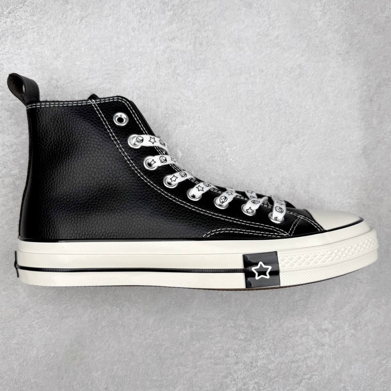 Noritake x Converse 1970S 插画师联名 黑色皮面加绒 经典70s鞋身搭配荔枝皮细腻有纹理 质感拉满 内里薄绒材质 秋冬出行必备 卡通鞋带及内侧皮质Logo勋章 细节满满 货号:A17900C 尺码:35 36 36.5 37 37.5 38 39 39.5 40 41 41.5 42 42.5 43 44-选品中心