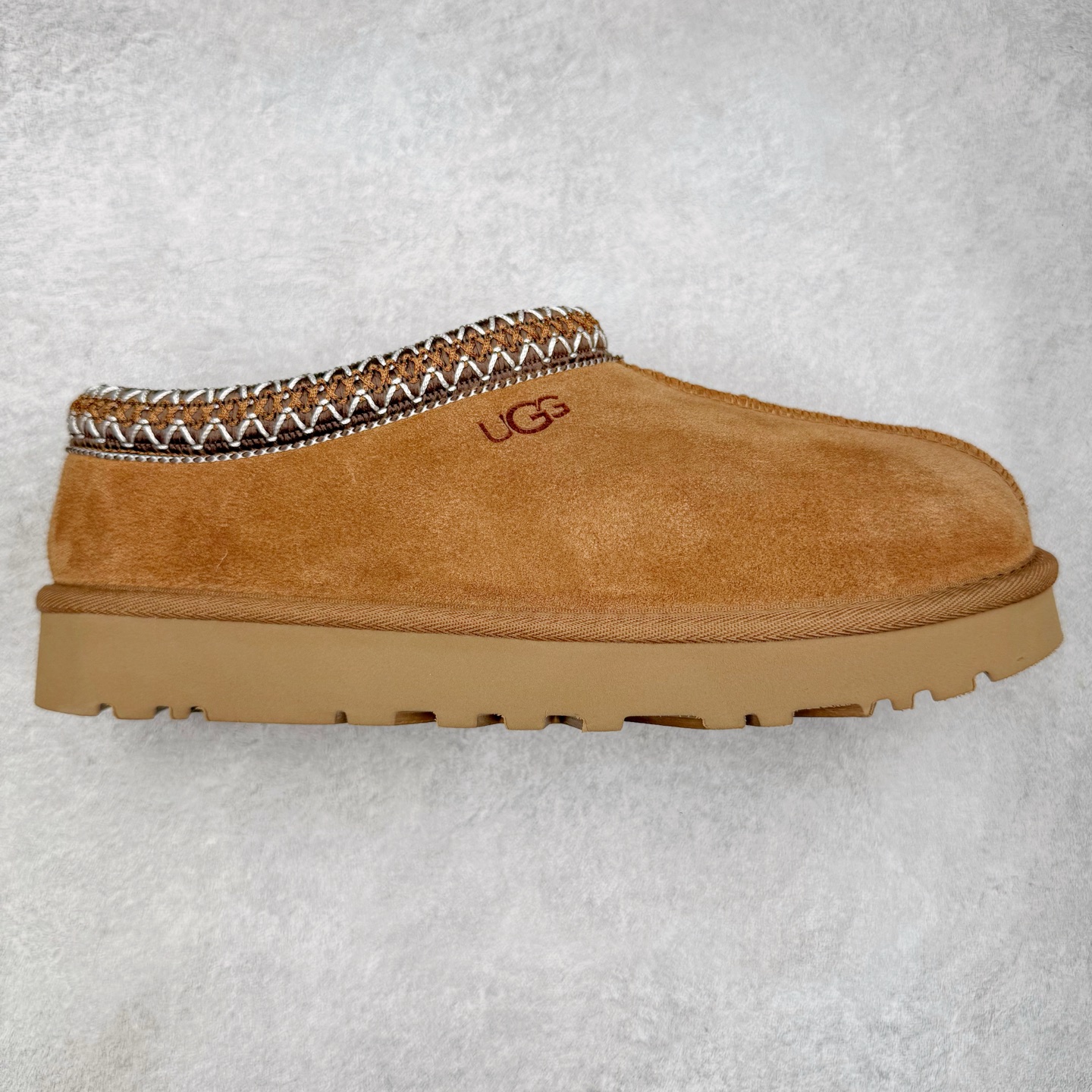 #GX UGG 2553 民族风半拖秋冬羊皮毛一体雪地靴 全鞋采用ZP同厂 隆丰A级澳洲进口羊皮毛一体 品牌代工厂生产线 完全遵循ZP工艺流程 代工厂原厂版师 秉承无原鞋不开发选择 注重每一处细节 市面最正版型 TREADLITE\\\”轻翼\\\”科技外底 轻便/耐用/柔韧/桩型【售后郑重承诺】一个月内若出现重大脱胶/断底等质量问题 直接为您换新!尺码:35 36 37 38 39 40-选品中心