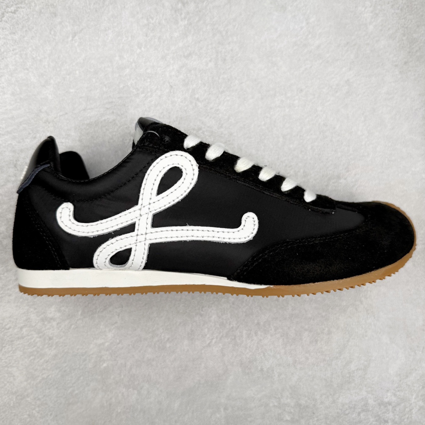 ＃福利特价 罗意威Loewe Ballet Runner 2.0 Sneakers 芭蕾舞2.0系列阿甘复古风德训薄底百搭休闲运动鞋 市面最高性价比 实体平台跑量 主打推荐好货 采用反绒牛皮革拼接头层皮饰片鞋面材质鞋身原装高密度防刮尼龙面料,极好柔软效果双层乳胶缓震鞋垫外部搭配轻量EVA缓震组合橡胶防滑片装外底不对称鞋头设计、袜状内部结构，轻盈橡胶外底延伸至鞋头 20 毫米鞋跟，附白色和同色系鞋带侧面饰有 L 徽标，鞋舌饰有压纹 Anagram 后跟标签饰有注塑橡胶 LOEWE 标志升级原楦型开发纸版全手工拉帮工艺成型 尺码：35 36 37 38 39 40 41 42 43 44 45-选品中心