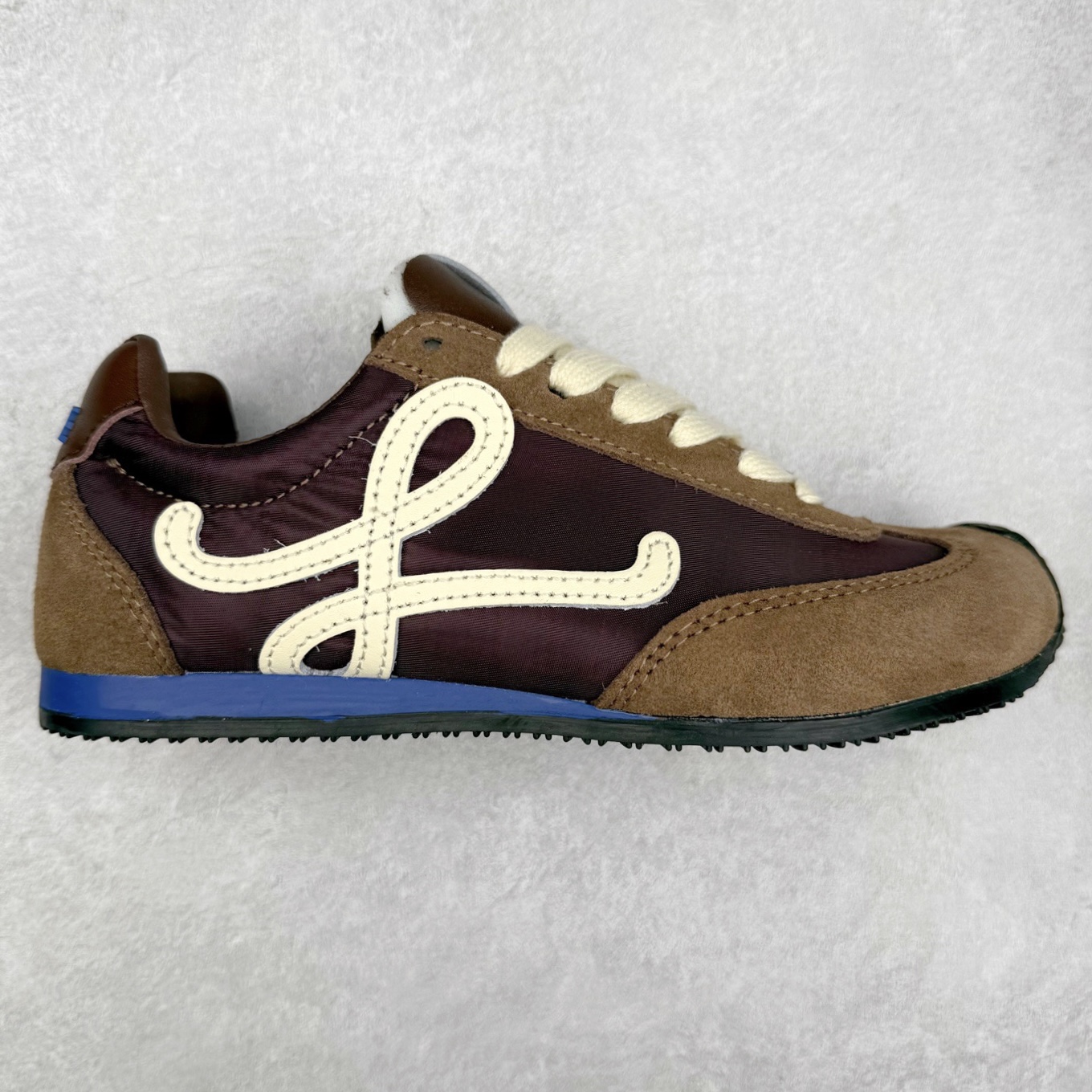 ＃福利特价 罗意威Loewe Ballet Runner 2.0 Sneakers 芭蕾舞2.0系列阿甘复古风德训薄底百搭休闲运动鞋 市面最高性价比 实体平台跑量 主打推荐好货 采用反绒牛皮革拼接头层皮饰片鞋面材质鞋身原装高密度防刮尼龙面料,极好柔软效果双层乳胶缓震鞋垫外部搭配轻量EVA缓震组合橡胶防滑片装外底不对称鞋头设计、袜状内部结构，轻盈橡胶外底延伸至鞋头 20 毫米鞋跟，附白色和同色系鞋带侧面饰有 L 徽标，鞋舌饰有压纹 Anagram 后跟标签饰有注塑橡胶 LOEWE 标志升级原楦型开发纸版全手工拉帮工艺成型 尺码：35 36 37 38 39 40 41 42 43 44 45-选品中心