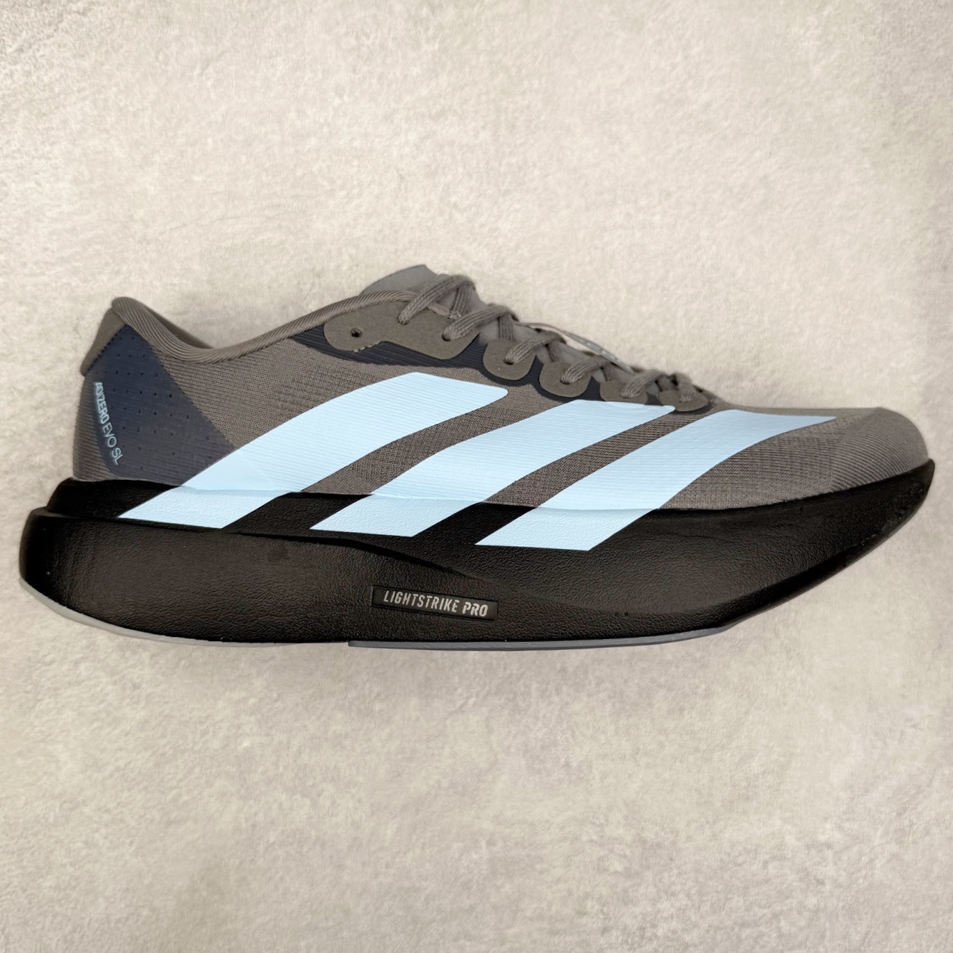 AD Adizero EVO SL 马拉松竞速专业跑鞋 JS4488 CELERMESH针织网面非常轻薄 纤维间的缝隙很大 可以保证跑步时的透气、排汗效果 鞋舌直接与两侧的内衬和鞋底连接在一起 在跑步过程中不会被鞋舌的左右移动所困扰 在标准鞋带孔的基础上再拓宽一组鞋带孔 适合不同脚型的需求 突破性 EnergyRods 技术，有助于跑者实现更好的成绩 中底独特的LIGHTSTRIKE PRO泡棉材质 微弹感觉在跑步过程中给予了良好的支撑体验 对于顶级精英和高水平进阶跑者来说 ADIOS PRO是一双值得信赖的竞速比赛用鞋 尺码：36 36.5 37.5 38 38.5 39 40 40.5 41 42 42.5 43 44 44.5 45-选品中心