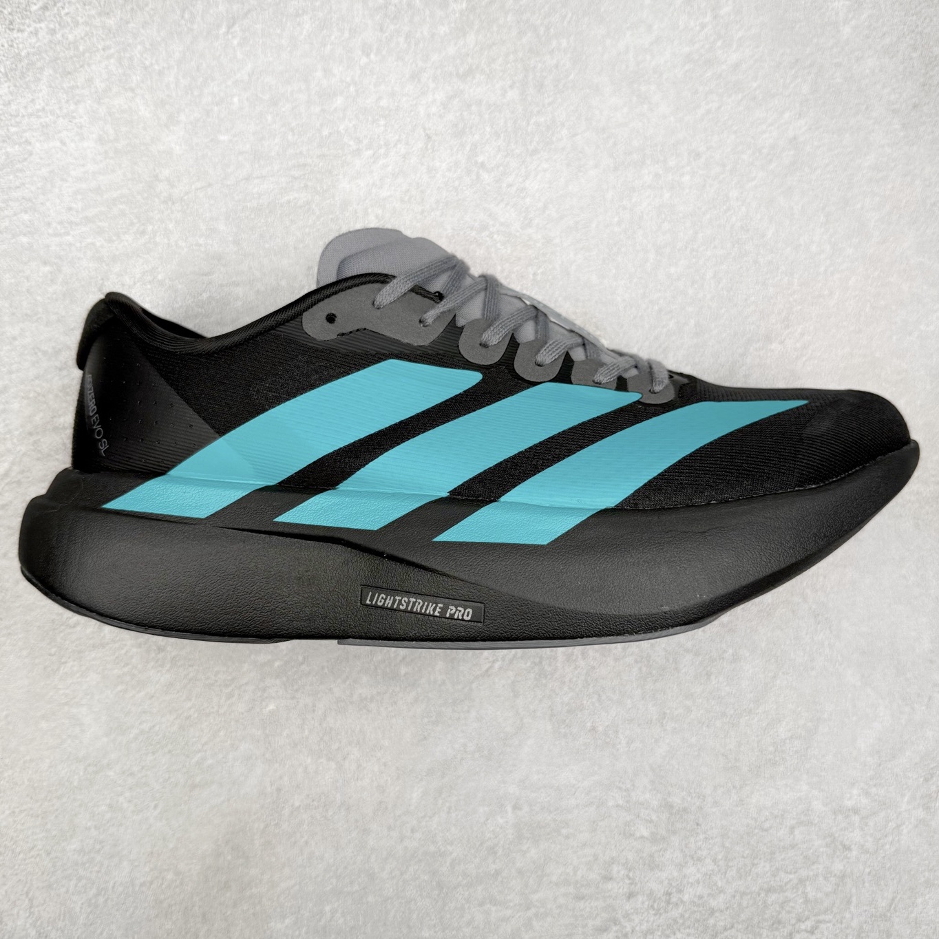 AD Adizero EVO SL 马拉松竞速专业跑鞋 KK3531 CELERMESH针织网面非常轻薄 纤维间的缝隙很大 可以保证跑步时的透气、排汗效果 鞋舌直接与两侧的内衬和鞋底连接在一起 在跑步过程中不会被鞋舌的左右移动所困扰 在标准鞋带孔的基础上再拓宽一组鞋带孔 适合不同脚型的需求 突破性 EnergyRods 技术，有助于跑者实现更好的成绩 中底独特的LIGHTSTRIKE PRO泡棉材质 微弹感觉在跑步过程中给予了良好的支撑体验 对于顶级精英和高水平进阶跑者来说 ADIOS PRO是一双值得信赖的竞速比赛用鞋 尺码：36 36.5 37.5 38 38.5 39 40 40.5 41 42 42.5 43 44 44.5 45-选品中心