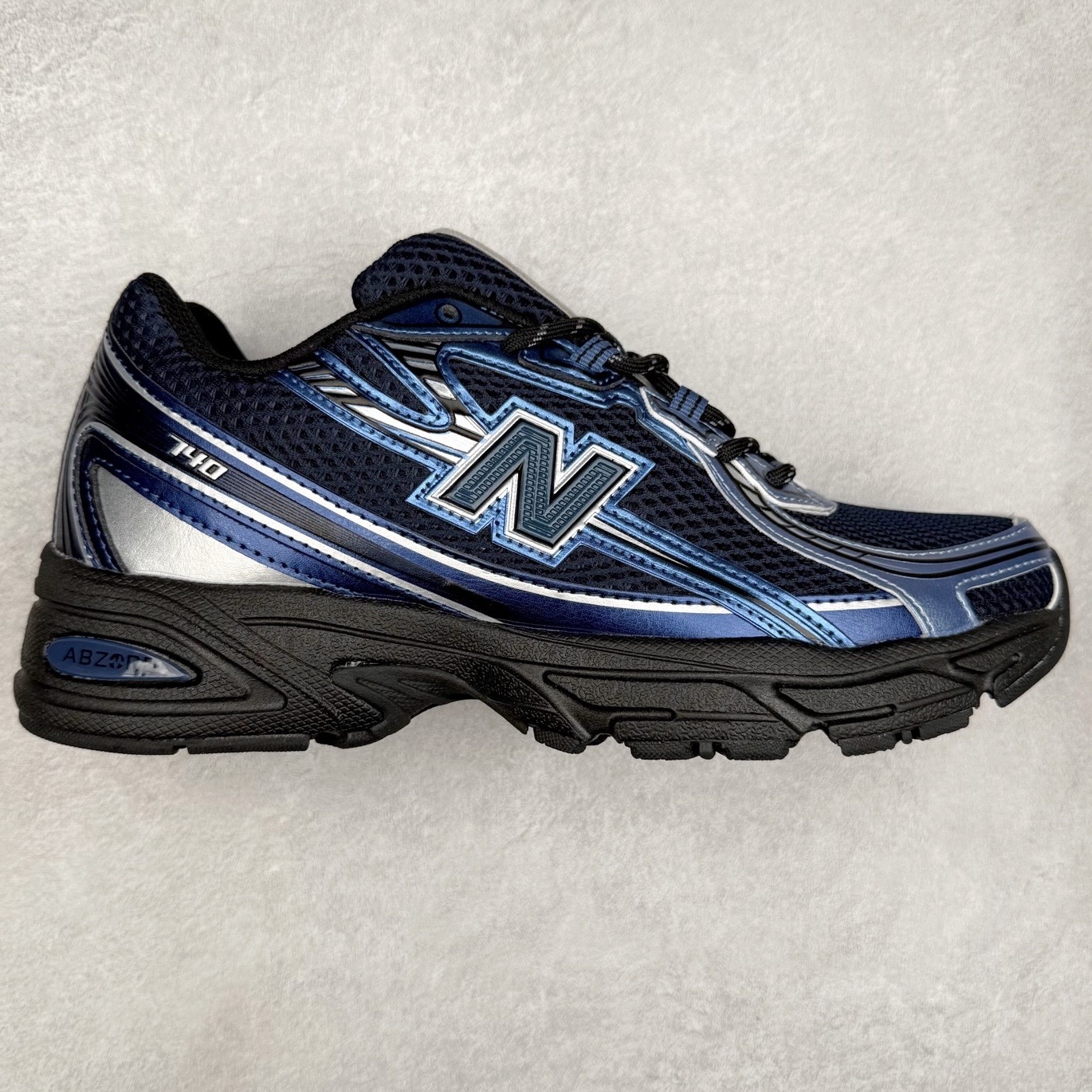 ＃DT纯原 New Balance MR740 NB新百伦系列复古老爹风休闲运动慢跑鞋 采用轻质牛剖革拼接透气网眼衬垫织物鞋面材质 T-Beam大底提供足步弓支撑 保持步态稳定#后跟搭载外露缓震胶 鞋身整体以各种深浅不一的灰色覆盖 鞋头以淡蓝色调装饰，网眼衬垫通过不规律的色块实现做旧的美感 泛黄的鞋底更是进一步增添了复古气息 尺码：36 37 37.5 38 38.5 39.5 40 40.5 41.5 42 42.5 43 44 44.5 45-选品中心