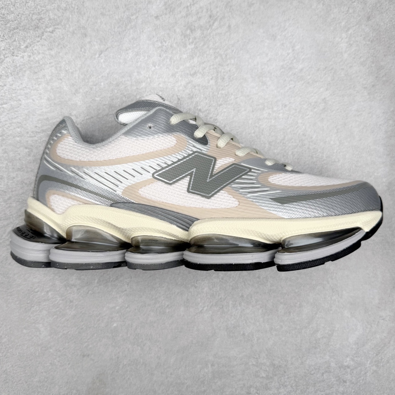 New Balance NB2000 舒适百搭防滑耐磨低帮 休闲跑步鞋 New Balance 在近两年的球鞋市场屡出奇招，在经典鞋型保持进一步增长的同时，推出的每一款新鞋型也都有傲人的战绩。在 327、9060 等鞋型获得成功之后，今天 New Balance 家族又迎来了新鲜血液的注入。这双 New Balance 2000 依然是融合了新旧元素的跑鞋造型，命名为 2000，或许是它的设计理念有着 Y2K 的血统。最大的亮点，在于这双鞋的中底。外侧以五个 ABZORB 单元，带来极具辨识度和冲击力的视觉效果，让这双鞋在外观和脚感方面都颇具吸引力。尺码：36 37 37.5 38 38.5 39 40 40.5 41 42 42.5 43 44 45 46-选品中心