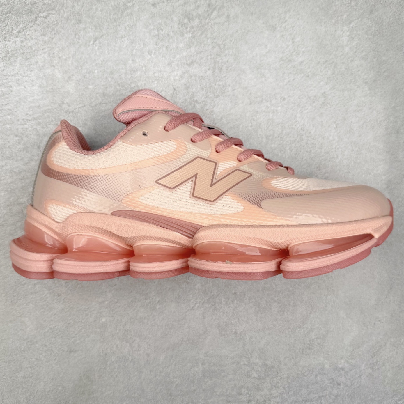 New Balance NB2000 舒适百搭防滑耐磨低帮 休闲跑步鞋 New Balance 在近两年的球鞋市场屡出奇招，在经典鞋型保持进一步增长的同时，推出的每一款新鞋型也都有傲人的战绩。在 327、9060 等鞋型获得成功之后，今天 New Balance 家族又迎来了新鲜血液的注入。这双 New Balance 2000 依然是融合了新旧元素的跑鞋造型，命名为 2000，或许是它的设计理念有着 Y2K 的血统。最大的亮点，在于这双鞋的中底。外侧以五个 ABZORB 单元，带来极具辨识度和冲击力的视觉效果，让这双鞋在外观和脚感方面都颇具吸引力。尺码：36 37 37.5 38 38.5 39 40 40.5 41 42 42.5 43 44 45 46-选品中心