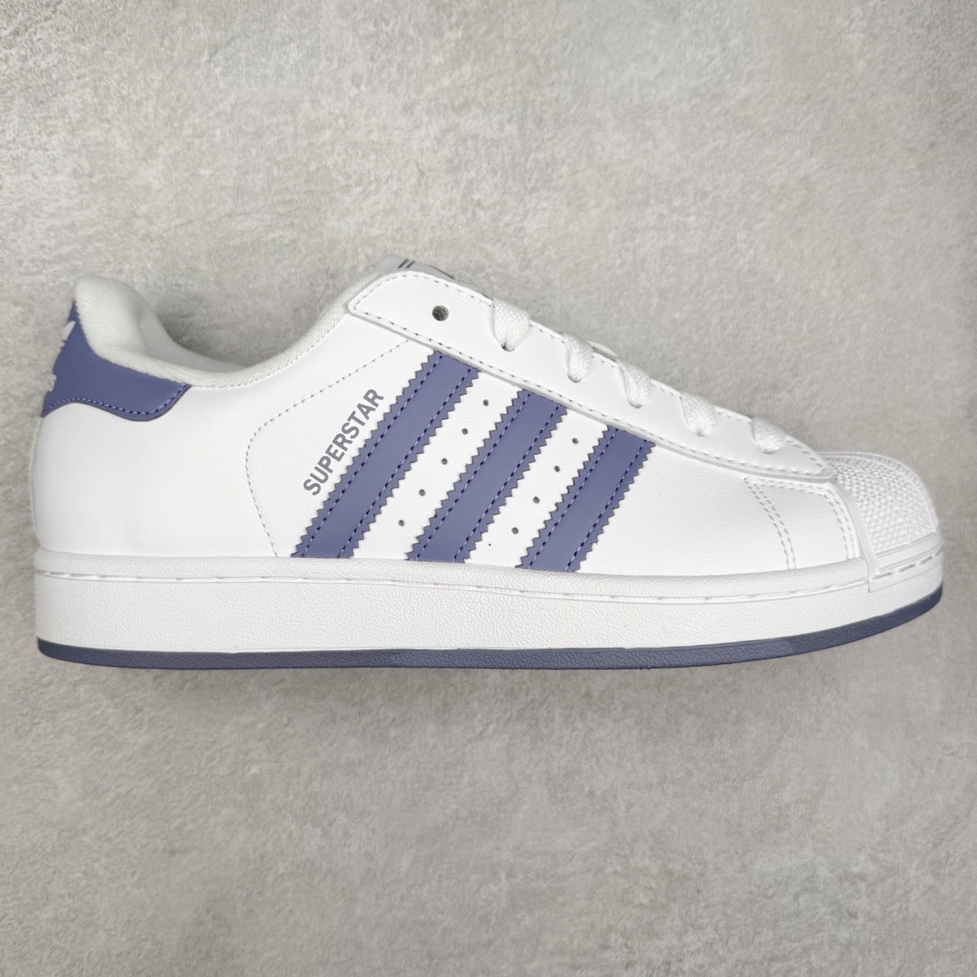 AD Originals Superstar 经典复古贝壳头板鞋 JS1373 诞生于1969年 是第一双将全皮面鞋 身与橡胶鞋头结合在一起的低帮篮球鞋 Superstar最开始 是作为高帮篮球鞋Pro Model的低帮版本而出现的 但因为其独特和醒目的橡胶鞋头造型而让大家熟知 被大家形象地称为\\\