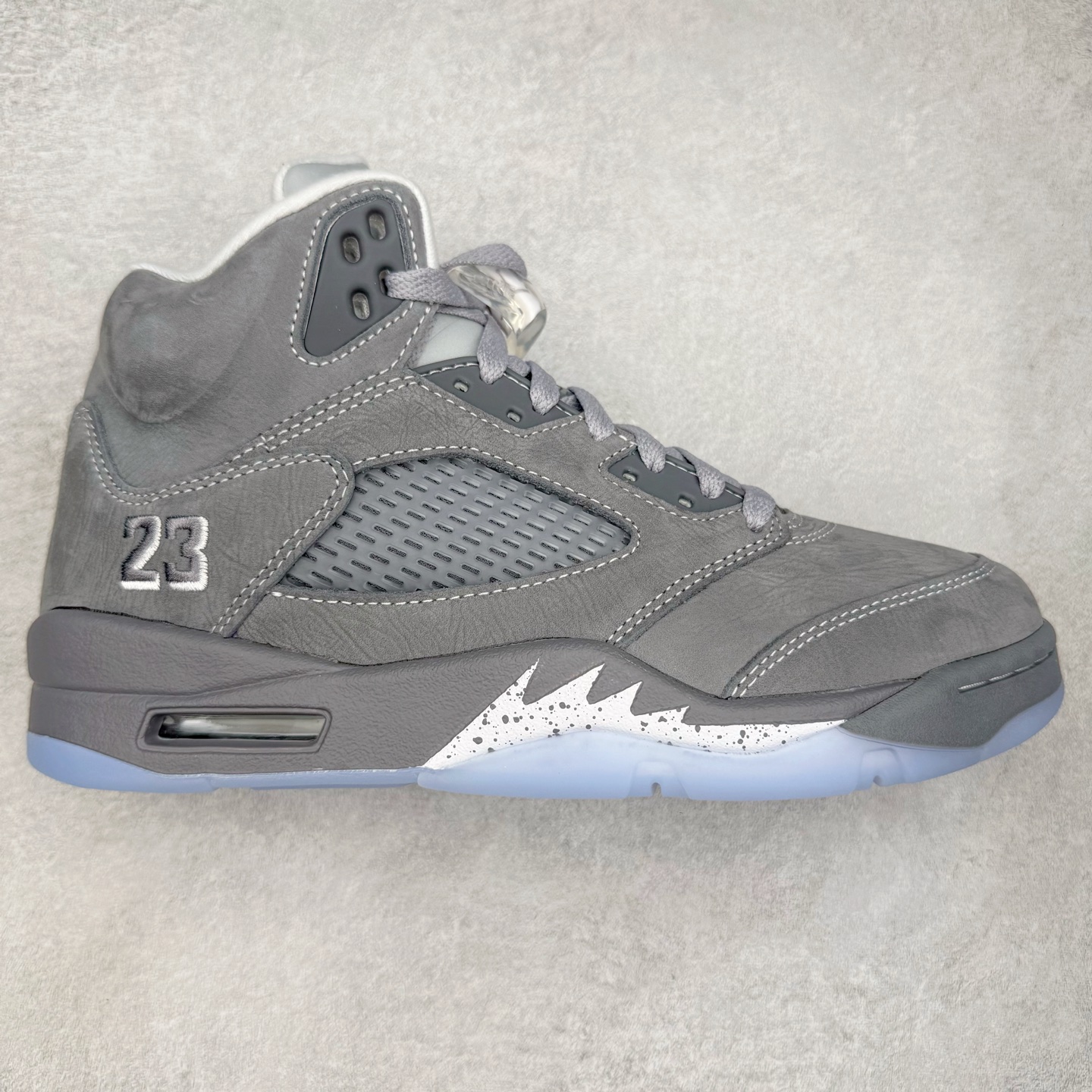 ＃PK纯原 Air Jordan AJ5 OG 狼灰 DD0587-002 SZ原厂全套原楦原纸板磨具开发 原厂皮料加持 原厂港宝加持定型后跟R度完美 同源原厂电绣 飞人针数密度立体效果一致 原厂拉帮手法 原厂配置纸衬高频鞋盒 原厂指令配双鞋带 原厂TPU网格鞋带扣 超高鞋面清洁度 最高QC检验标准 控制溢胶瑕疵 到手可放心比对发售原鞋 上脚百分百充正驾驭 尺码：40 40.5 41 42 42.5 43 44 44.5 45 46 47.5-选品中心