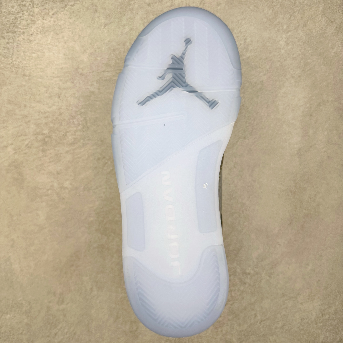 图片[9]-＃PK纯原 Air Jordan AJ5 OG 狼灰 DD0587-002 SZ原厂全套原楦原纸板磨具开发 原厂皮料加持 原厂港宝加持定型后跟R度完美 同源原厂电绣 飞人针数密度立体效果一致 原厂拉帮手法 原厂配置纸衬高频鞋盒 原厂指令配双鞋带 原厂TPU网格鞋带扣 超高鞋面清洁度 最高QC检验标准 控制溢胶瑕疵 到手可放心比对发售原鞋 上脚百分百充正驾驭 尺码：40 40.5 41 42 42.5 43 44 44.5 45 46 47.5-选品中心