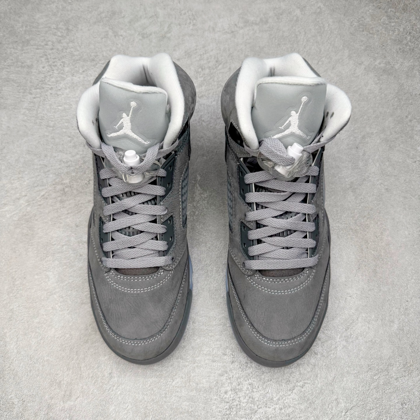 图片[2]-＃PK纯原 Air Jordan AJ5 OG 狼灰 DD0587-002 SZ原厂全套原楦原纸板磨具开发 原厂皮料加持 原厂港宝加持定型后跟R度完美 同源原厂电绣 飞人针数密度立体效果一致 原厂拉帮手法 原厂配置纸衬高频鞋盒 原厂指令配双鞋带 原厂TPU网格鞋带扣 超高鞋面清洁度 最高QC检验标准 控制溢胶瑕疵 到手可放心比对发售原鞋 上脚百分百充正驾驭 尺码：40 40.5 41 42 42.5 43 44 44.5 45 46 47.5-选品中心