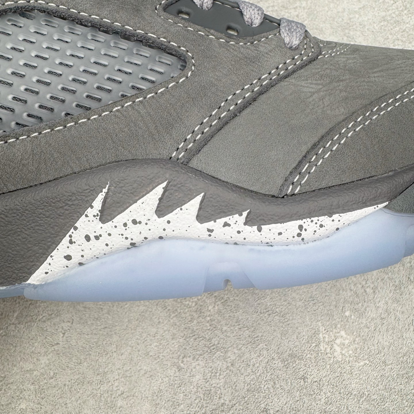 图片[15]-＃PK纯原 Air Jordan AJ5 OG 狼灰 DD0587-002 SZ原厂全套原楦原纸板磨具开发 原厂皮料加持 原厂港宝加持定型后跟R度完美 同源原厂电绣 飞人针数密度立体效果一致 原厂拉帮手法 原厂配置纸衬高频鞋盒 原厂指令配双鞋带 原厂TPU网格鞋带扣 超高鞋面清洁度 最高QC检验标准 控制溢胶瑕疵 到手可放心比对发售原鞋 上脚百分百充正驾驭 尺码：40 40.5 41 42 42.5 43 44 44.5 45 46 47.5-选品中心