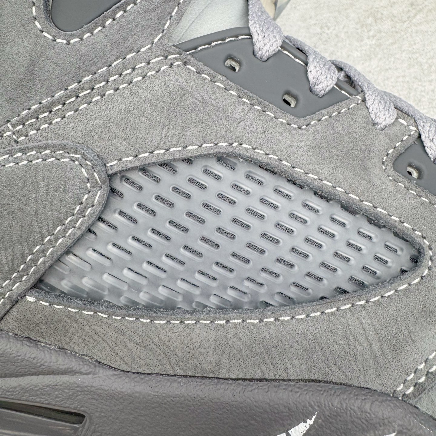 图片[16]-＃PK纯原 Air Jordan AJ5 OG 狼灰 DD0587-002 SZ原厂全套原楦原纸板磨具开发 原厂皮料加持 原厂港宝加持定型后跟R度完美 同源原厂电绣 飞人针数密度立体效果一致 原厂拉帮手法 原厂配置纸衬高频鞋盒 原厂指令配双鞋带 原厂TPU网格鞋带扣 超高鞋面清洁度 最高QC检验标准 控制溢胶瑕疵 到手可放心比对发售原鞋 上脚百分百充正驾驭 尺码：40 40.5 41 42 42.5 43 44 44.5 45 46 47.5-选品中心