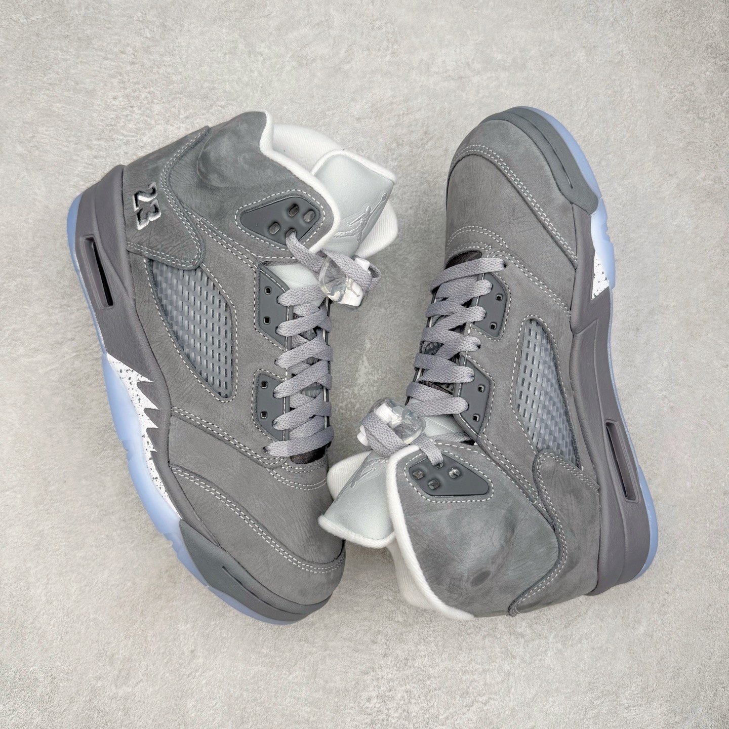 图片[3]-＃PK纯原 Air Jordan AJ5 OG 狼灰 DD0587-002 SZ原厂全套原楦原纸板磨具开发 原厂皮料加持 原厂港宝加持定型后跟R度完美 同源原厂电绣 飞人针数密度立体效果一致 原厂拉帮手法 原厂配置纸衬高频鞋盒 原厂指令配双鞋带 原厂TPU网格鞋带扣 超高鞋面清洁度 最高QC检验标准 控制溢胶瑕疵 到手可放心比对发售原鞋 上脚百分百充正驾驭 尺码：40 40.5 41 42 42.5 43 44 44.5 45 46 47.5-选品中心