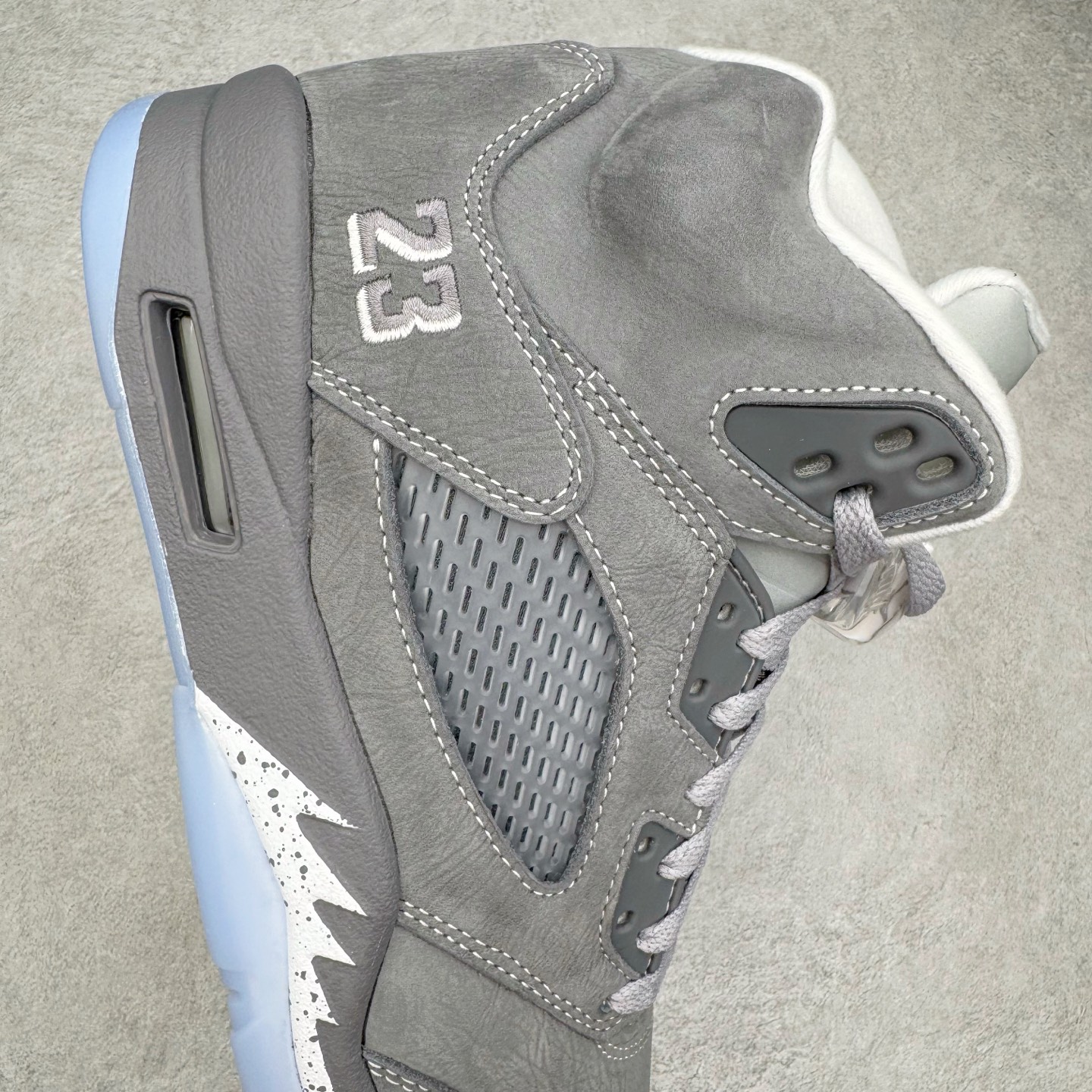 图片[6]-＃PK纯原 Air Jordan AJ5 OG 狼灰 DD0587-002 SZ原厂全套原楦原纸板磨具开发 原厂皮料加持 原厂港宝加持定型后跟R度完美 同源原厂电绣 飞人针数密度立体效果一致 原厂拉帮手法 原厂配置纸衬高频鞋盒 原厂指令配双鞋带 原厂TPU网格鞋带扣 超高鞋面清洁度 最高QC检验标准 控制溢胶瑕疵 到手可放心比对发售原鞋 上脚百分百充正驾驭 尺码：40 40.5 41 42 42.5 43 44 44.5 45 46 47.5-选品中心