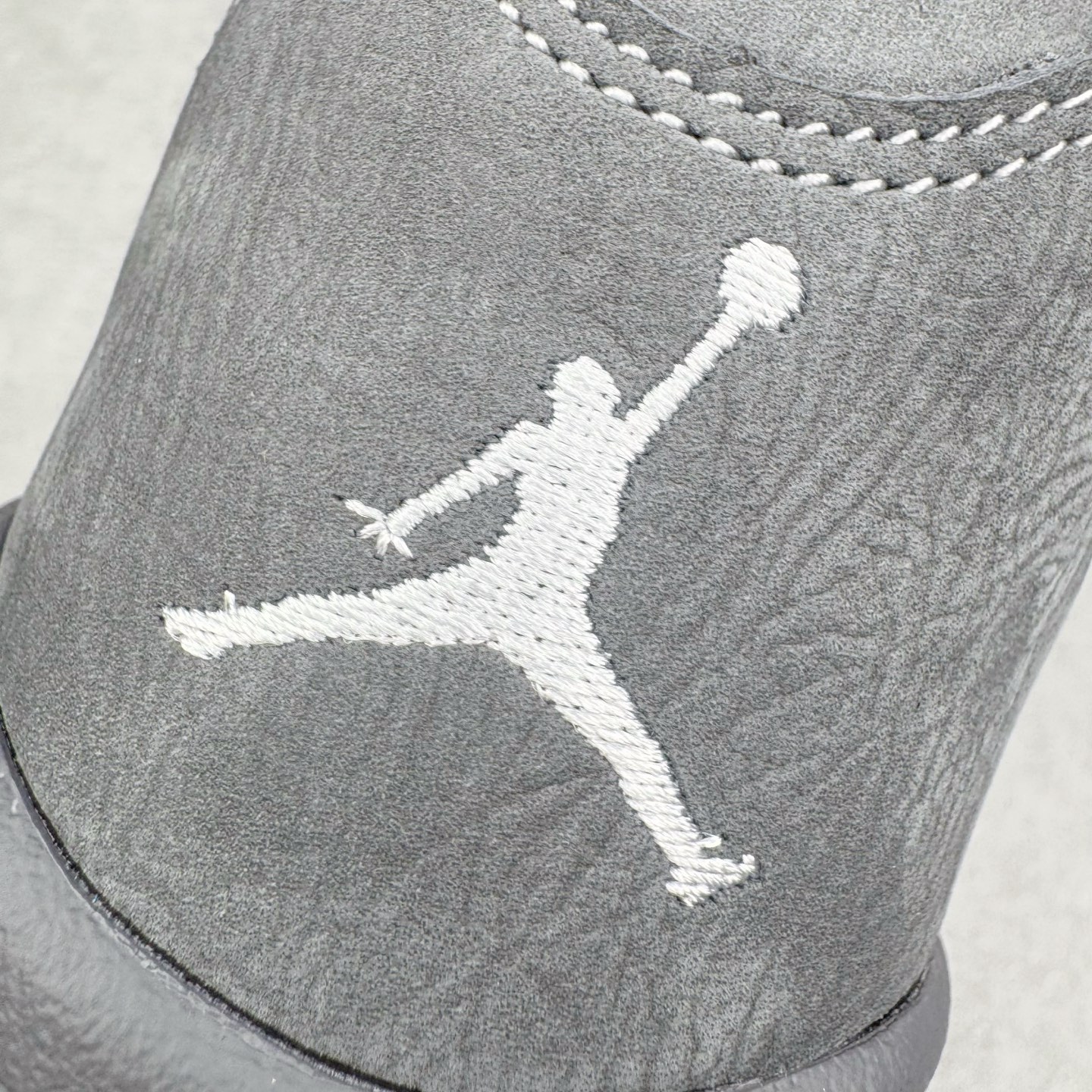 图片[14]-＃PK纯原 Air Jordan AJ5 OG 狼灰 DD0587-002 SZ原厂全套原楦原纸板磨具开发 原厂皮料加持 原厂港宝加持定型后跟R度完美 同源原厂电绣 飞人针数密度立体效果一致 原厂拉帮手法 原厂配置纸衬高频鞋盒 原厂指令配双鞋带 原厂TPU网格鞋带扣 超高鞋面清洁度 最高QC检验标准 控制溢胶瑕疵 到手可放心比对发售原鞋 上脚百分百充正驾驭 尺码：40 40.5 41 42 42.5 43 44 44.5 45 46 47.5-选品中心