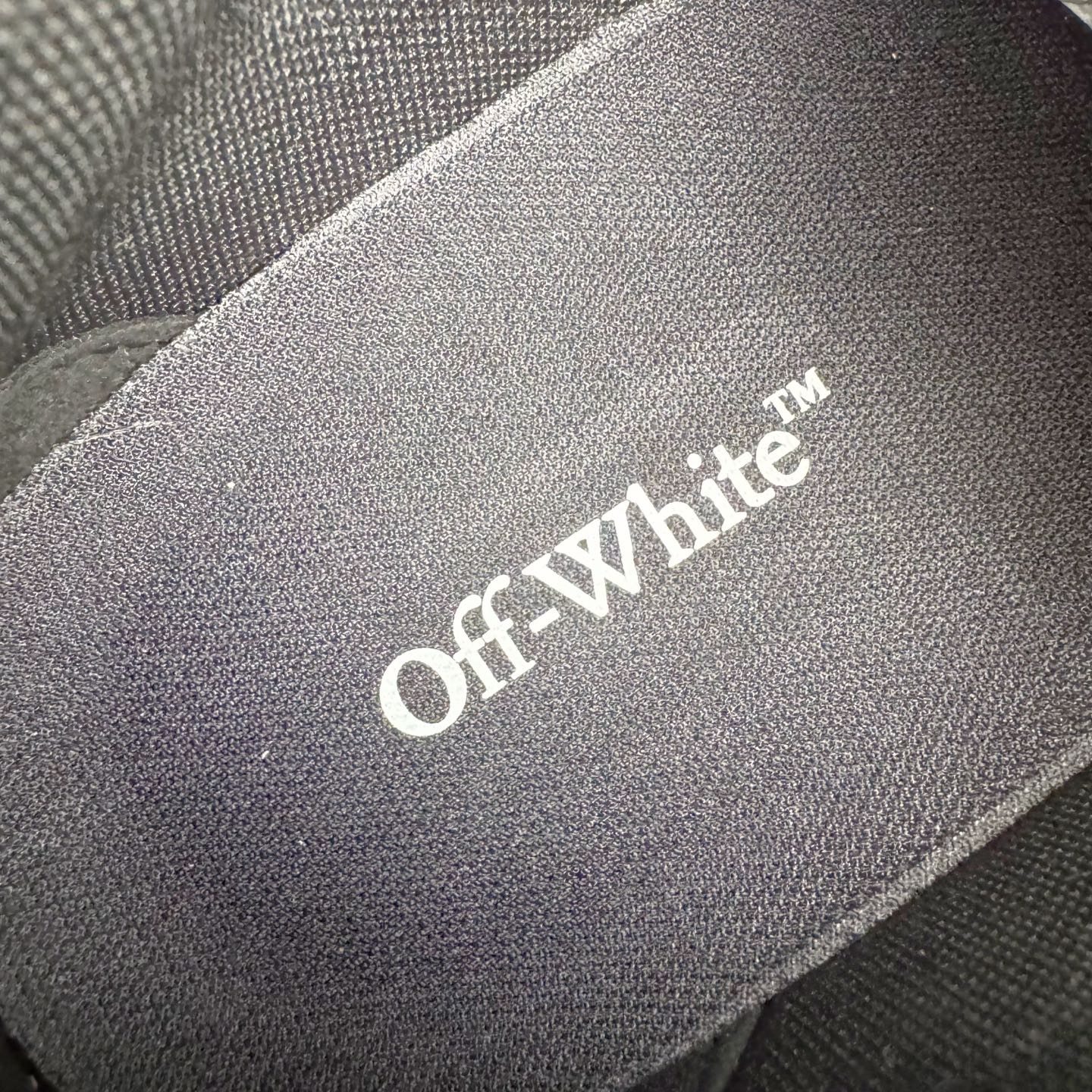 图片[11]-＃KX OFF-WHITE Out Of Office OW低帮时尚板鞋 全套原楦原纸版原鞋开模 全网最正确的版型 独家私模大底 最大开发至46码 大厂出品 细节到位 官方原盒原配 100加配色陆更新 终端控货 优势供应 续众明星上脚 由经典配色打造 箭头符号、ZipTie 标签、1ogo印花等经典元素皆在此呈现 让人一眼明了 Off-White 的潮流身份 单品以黑白配色皮质制成 饰有品牌标志性 zip Tie 束线带吊牌 侧面饰有 Arrows 图案 展现出品牌对街头风格的偏爱 尺码：36 37 38 39 40 41 42 43 44 45 46-选品中心