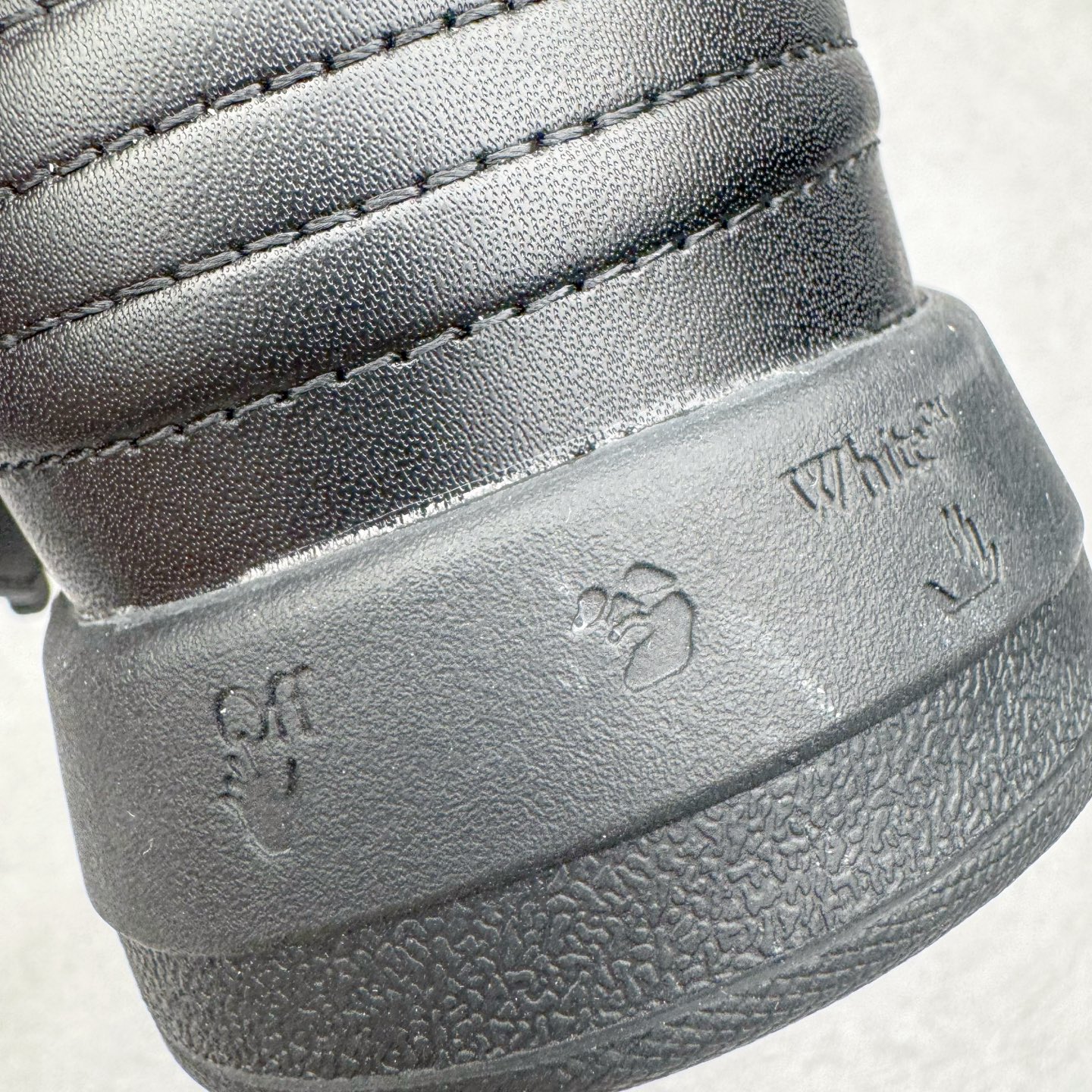 图片[16]-＃KX OFF-WHITE Out Of Office OW低帮时尚板鞋 全套原楦原纸版原鞋开模 全网最正确的版型 独家私模大底 最大开发至46码 大厂出品 细节到位 官方原盒原配 100加配色陆更新 终端控货 优势供应 续众明星上脚 由经典配色打造 箭头符号、ZipTie 标签、1ogo印花等经典元素皆在此呈现 让人一眼明了 Off-White 的潮流身份 单品以黑白配色皮质制成 饰有品牌标志性 zip Tie 束线带吊牌 侧面饰有 Arrows 图案 展现出品牌对街头风格的偏爱 尺码：36 37 38 39 40 41 42 43 44 45 46-选品中心