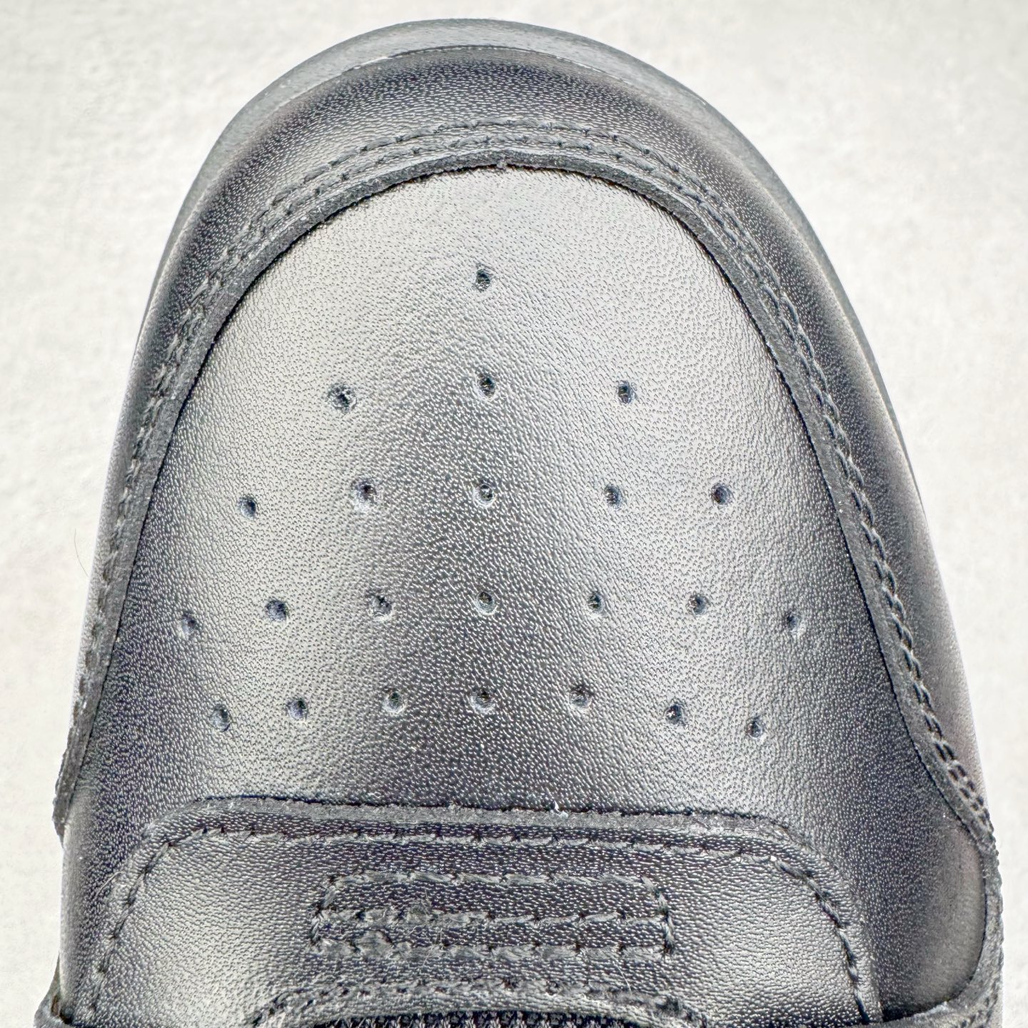 图片[14]-＃KX OFF-WHITE Out Of Office OW低帮时尚板鞋 全套原楦原纸版原鞋开模 全网最正确的版型 独家私模大底 最大开发至46码 大厂出品 细节到位 官方原盒原配 100加配色陆更新 终端控货 优势供应 续众明星上脚 由经典配色打造 箭头符号、ZipTie 标签、1ogo印花等经典元素皆在此呈现 让人一眼明了 Off-White 的潮流身份 单品以黑白配色皮质制成 饰有品牌标志性 zip Tie 束线带吊牌 侧面饰有 Arrows 图案 展现出品牌对街头风格的偏爱 尺码：36 37 38 39 40 41 42 43 44 45 46-选品中心