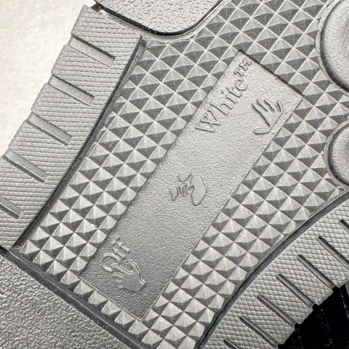 图片[19]-＃KX OFF-WHITE Out Of Office OW低帮时尚板鞋 全套原楦原纸版原鞋开模 全网最正确的版型 独家私模大底 最大开发至46码 大厂出品 细节到位 官方原盒原配 100加配色陆更新 终端控货 优势供应 续众明星上脚 由经典配色打造 箭头符号、ZipTie 标签、1ogo印花等经典元素皆在此呈现 让人一眼明了 Off-White 的潮流身份 单品以黑白配色皮质制成 饰有品牌标志性 zip Tie 束线带吊牌 侧面饰有 Arrows 图案 展现出品牌对街头风格的偏爱 尺码：36 37 38 39 40 41 42 43 44 45 46-选品中心