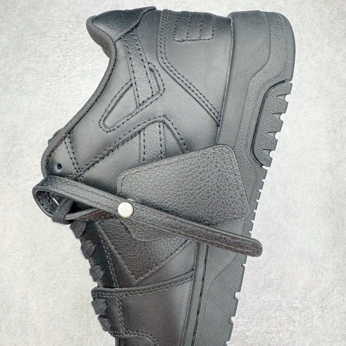 图片[7]-＃KX OFF-WHITE Out Of Office OW低帮时尚板鞋 全套原楦原纸版原鞋开模 全网最正确的版型 独家私模大底 最大开发至46码 大厂出品 细节到位 官方原盒原配 100加配色陆更新 终端控货 优势供应 续众明星上脚 由经典配色打造 箭头符号、ZipTie 标签、1ogo印花等经典元素皆在此呈现 让人一眼明了 Off-White 的潮流身份 单品以黑白配色皮质制成 饰有品牌标志性 zip Tie 束线带吊牌 侧面饰有 Arrows 图案 展现出品牌对街头风格的偏爱 尺码：36 37 38 39 40 41 42 43 44 45 46-选品中心