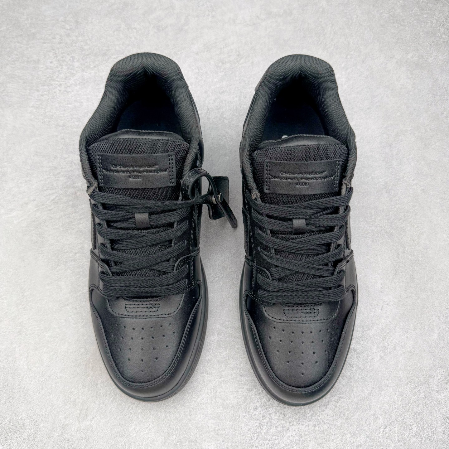 图片[2]-＃KX OFF-WHITE Out Of Office OW低帮时尚板鞋 全套原楦原纸版原鞋开模 全网最正确的版型 独家私模大底 最大开发至46码 大厂出品 细节到位 官方原盒原配 100加配色陆更新 终端控货 优势供应 续众明星上脚 由经典配色打造 箭头符号、ZipTie 标签、1ogo印花等经典元素皆在此呈现 让人一眼明了 Off-White 的潮流身份 单品以黑白配色皮质制成 饰有品牌标志性 zip Tie 束线带吊牌 侧面饰有 Arrows 图案 展现出品牌对街头风格的偏爱 尺码：36 37 38 39 40 41 42 43 44 45 46-选品中心