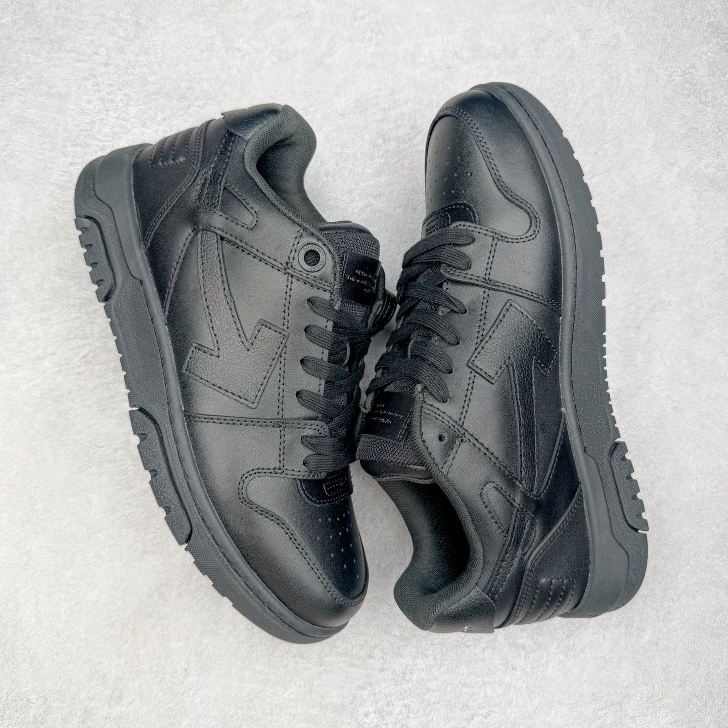 图片[3]-＃KX OFF-WHITE Out Of Office OW低帮时尚板鞋 全套原楦原纸版原鞋开模 全网最正确的版型 独家私模大底 最大开发至46码 大厂出品 细节到位 官方原盒原配 100加配色陆更新 终端控货 优势供应 续众明星上脚 由经典配色打造 箭头符号、ZipTie 标签、1ogo印花等经典元素皆在此呈现 让人一眼明了 Off-White 的潮流身份 单品以黑白配色皮质制成 饰有品牌标志性 zip Tie 束线带吊牌 侧面饰有 Arrows 图案 展现出品牌对街头风格的偏爱 尺码：36 37 38 39 40 41 42 43 44 45 46-选品中心