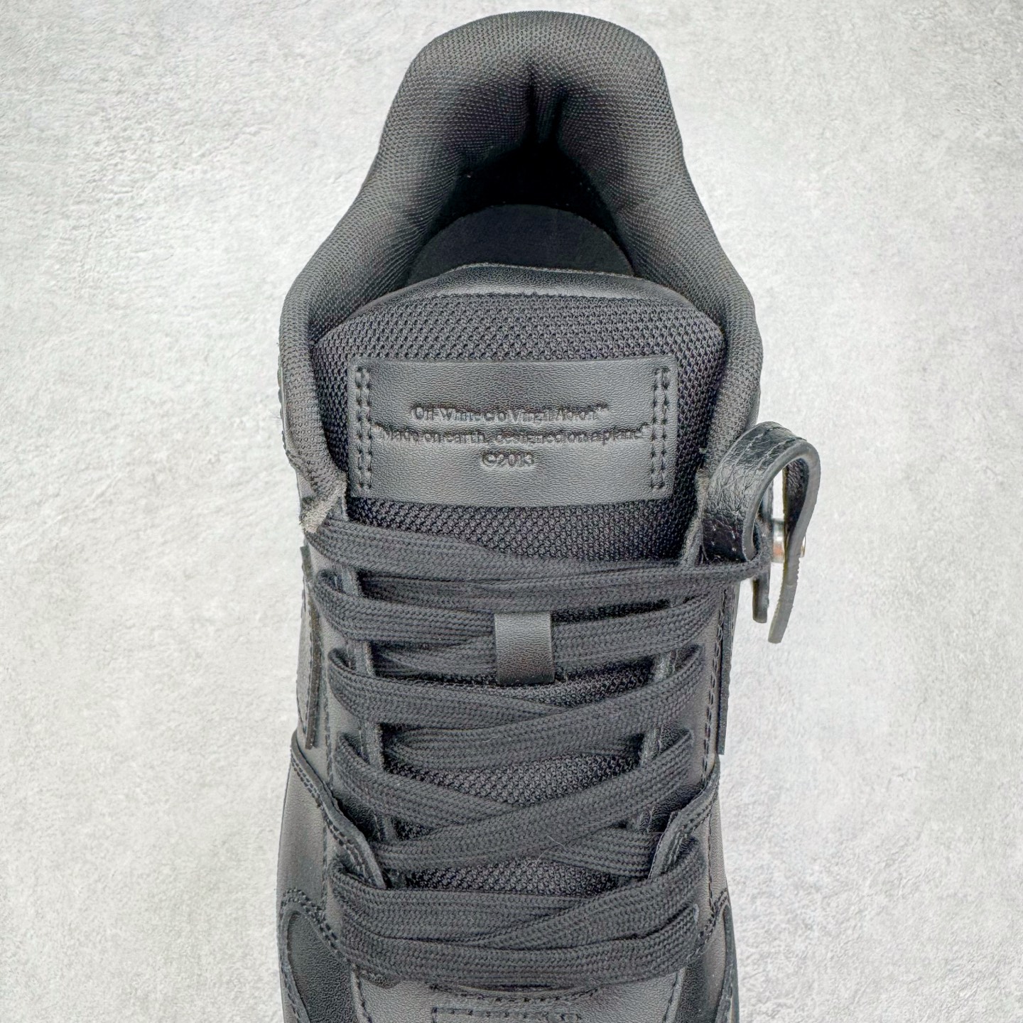 图片[5]-＃KX OFF-WHITE Out Of Office OW低帮时尚板鞋 全套原楦原纸版原鞋开模 全网最正确的版型 独家私模大底 最大开发至46码 大厂出品 细节到位 官方原盒原配 100加配色陆更新 终端控货 优势供应 续众明星上脚 由经典配色打造 箭头符号、ZipTie 标签、1ogo印花等经典元素皆在此呈现 让人一眼明了 Off-White 的潮流身份 单品以黑白配色皮质制成 饰有品牌标志性 zip Tie 束线带吊牌 侧面饰有 Arrows 图案 展现出品牌对街头风格的偏爱 尺码：36 37 38 39 40 41 42 43 44 45 46-选品中心