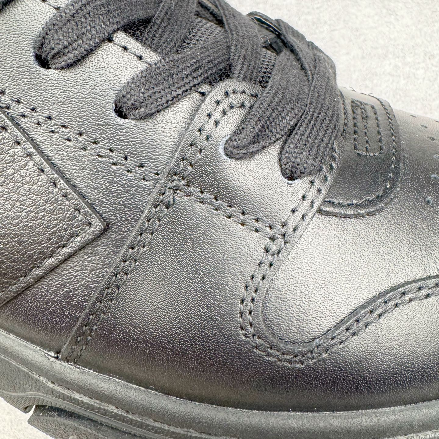 图片[17]-＃KX OFF-WHITE Out Of Office OW低帮时尚板鞋 全套原楦原纸版原鞋开模 全网最正确的版型 独家私模大底 最大开发至46码 大厂出品 细节到位 官方原盒原配 100加配色陆更新 终端控货 优势供应 续众明星上脚 由经典配色打造 箭头符号、ZipTie 标签、1ogo印花等经典元素皆在此呈现 让人一眼明了 Off-White 的潮流身份 单品以黑白配色皮质制成 饰有品牌标志性 zip Tie 束线带吊牌 侧面饰有 Arrows 图案 展现出品牌对街头风格的偏爱 尺码：36 37 38 39 40 41 42 43 44 45 46-选品中心