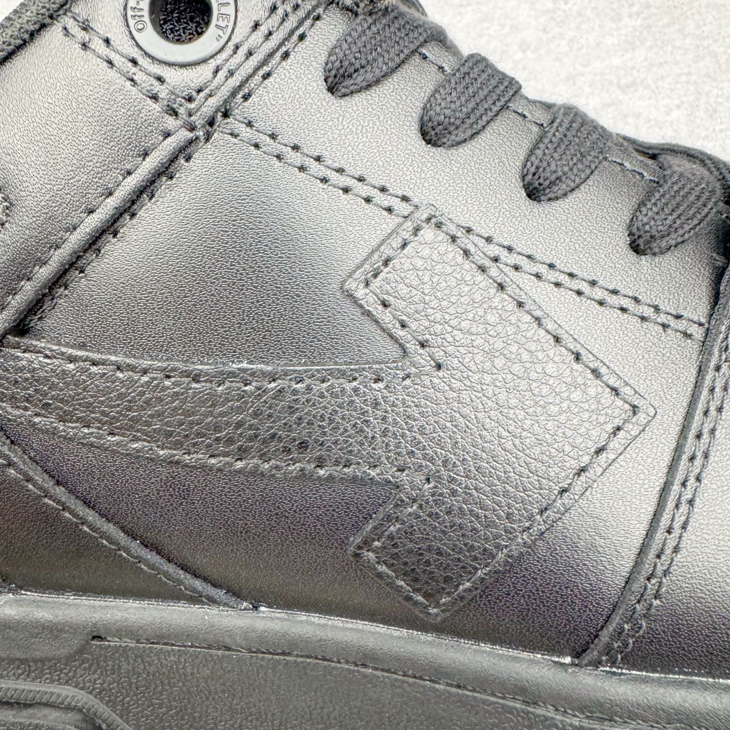 图片[18]-＃KX OFF-WHITE Out Of Office OW低帮时尚板鞋 全套原楦原纸版原鞋开模 全网最正确的版型 独家私模大底 最大开发至46码 大厂出品 细节到位 官方原盒原配 100加配色陆更新 终端控货 优势供应 续众明星上脚 由经典配色打造 箭头符号、ZipTie 标签、1ogo印花等经典元素皆在此呈现 让人一眼明了 Off-White 的潮流身份 单品以黑白配色皮质制成 饰有品牌标志性 zip Tie 束线带吊牌 侧面饰有 Arrows 图案 展现出品牌对街头风格的偏爱 尺码：36 37 38 39 40 41 42 43 44 45 46-选品中心