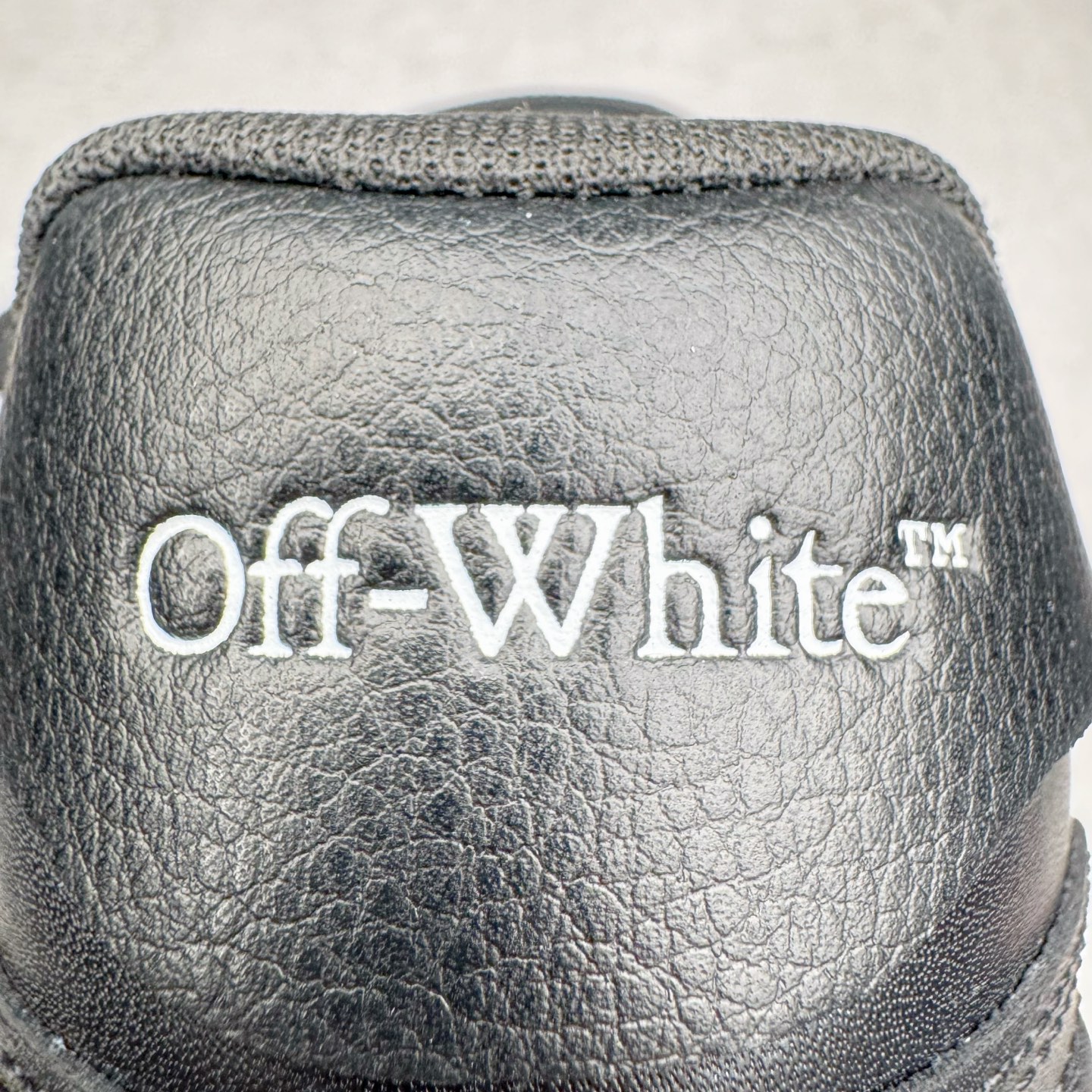 图片[15]-＃KX OFF-WHITE Out Of Office OW低帮时尚板鞋 全套原楦原纸版原鞋开模 全网最正确的版型 独家私模大底 最大开发至46码 大厂出品 细节到位 官方原盒原配 100加配色陆更新 终端控货 优势供应 续众明星上脚 由经典配色打造 箭头符号、ZipTie 标签、1ogo印花等经典元素皆在此呈现 让人一眼明了 Off-White 的潮流身份 单品以黑白配色皮质制成 饰有品牌标志性 zip Tie 束线带吊牌 侧面饰有 Arrows 图案 展现出品牌对街头风格的偏爱 尺码：36 37 38 39 40 41 42 43 44 45 46-选品中心