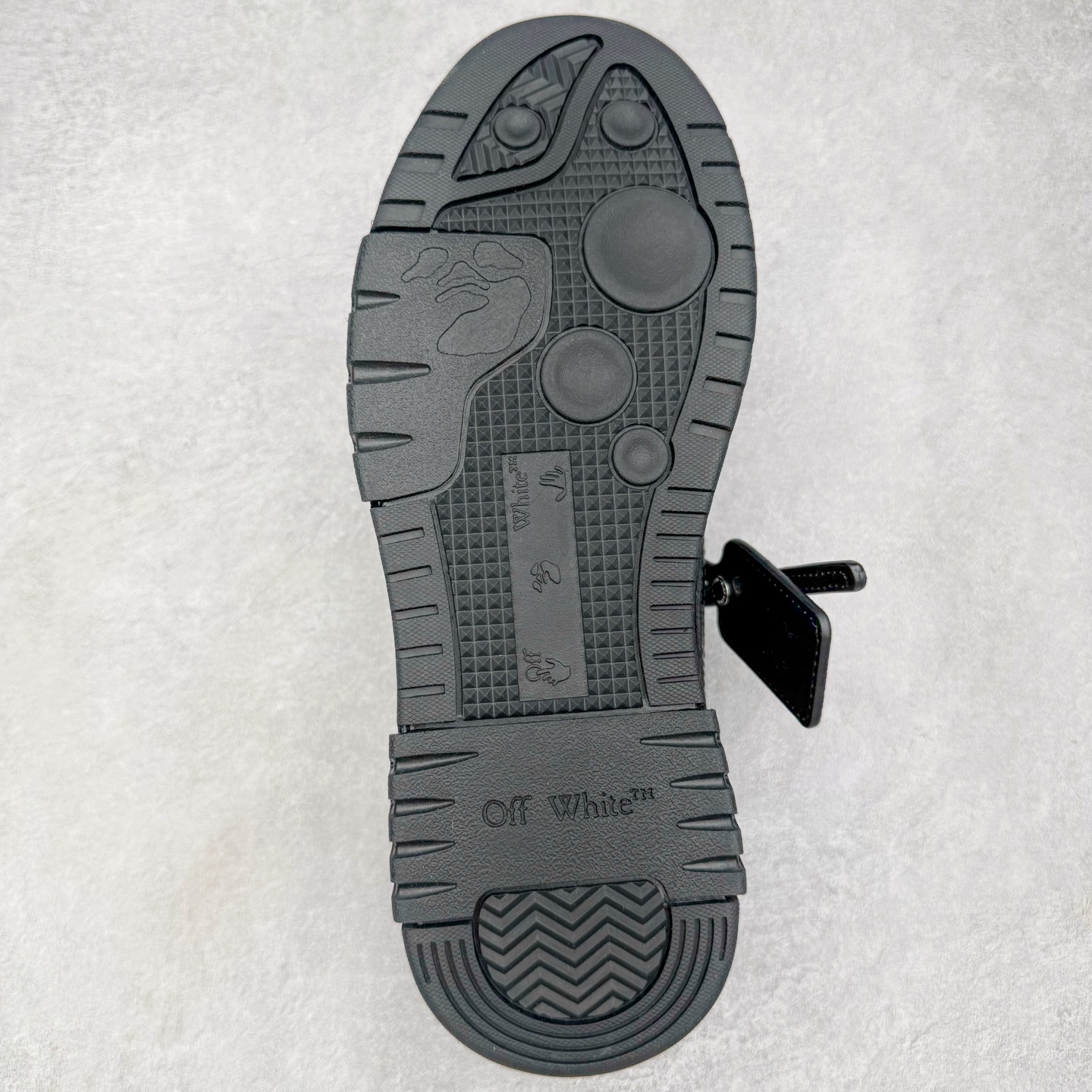 图片[9]-＃KX OFF-WHITE Out Of Office OW低帮时尚板鞋 全套原楦原纸版原鞋开模 全网最正确的版型 独家私模大底 最大开发至46码 大厂出品 细节到位 官方原盒原配 100加配色陆更新 终端控货 优势供应 续众明星上脚 由经典配色打造 箭头符号、ZipTie 标签、1ogo印花等经典元素皆在此呈现 让人一眼明了 Off-White 的潮流身份 单品以黑白配色皮质制成 饰有品牌标志性 zip Tie 束线带吊牌 侧面饰有 Arrows 图案 展现出品牌对街头风格的偏爱 尺码：36 37 38 39 40 41 42 43 44 45 46-选品中心