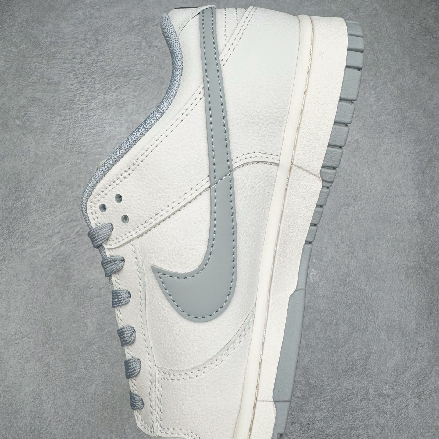 图片[7]-＃YC纯原 NK Dunk Low 极致灰 WG0508-042 当世界追逐转瞬即逝的爆款，真正的风格早已沉淀于灰度。低饱和的米白覆盖鞋身，荔枝纹皮革的天然纹理，成为最克制的装饰。极致灰色Swoosh以微妙的阴影层次勾勒轮廓，鞋头的迷你小钩与鞋侧上的“VICTORY”字样，设计语言，藏在每一个细节里。潮流也许会褪色，但灰度，是永恒的进阶。定制系列天花板 无原鞋不开发 全系列得物原鞋一比一校对开发 配色持续更新中 终端对接 优势输出 全套原厂楦头原纸板数据档案倾力打造 原汁原味莞产 极致还原 圈内最强针车工艺 高端零售指定版 广东原厂配套原盒原标 鞋盒分三个尺码段 原厂冲刀 超高清洁度 全鞋零毛边皮料切割 采用原厂百宏鞋带以及原厂百宏织唛舌标 内标可供原厂几率过验 进口原装条纹中底布 四线拉帮白色点胶 原厂拉帮手法遵循公司 原厂电绣 极致还原 尺码：36 36.5 37.5 38 38.5 39 40 40.5 41 42 42.5 43 44 44.5 45 46-选品中心