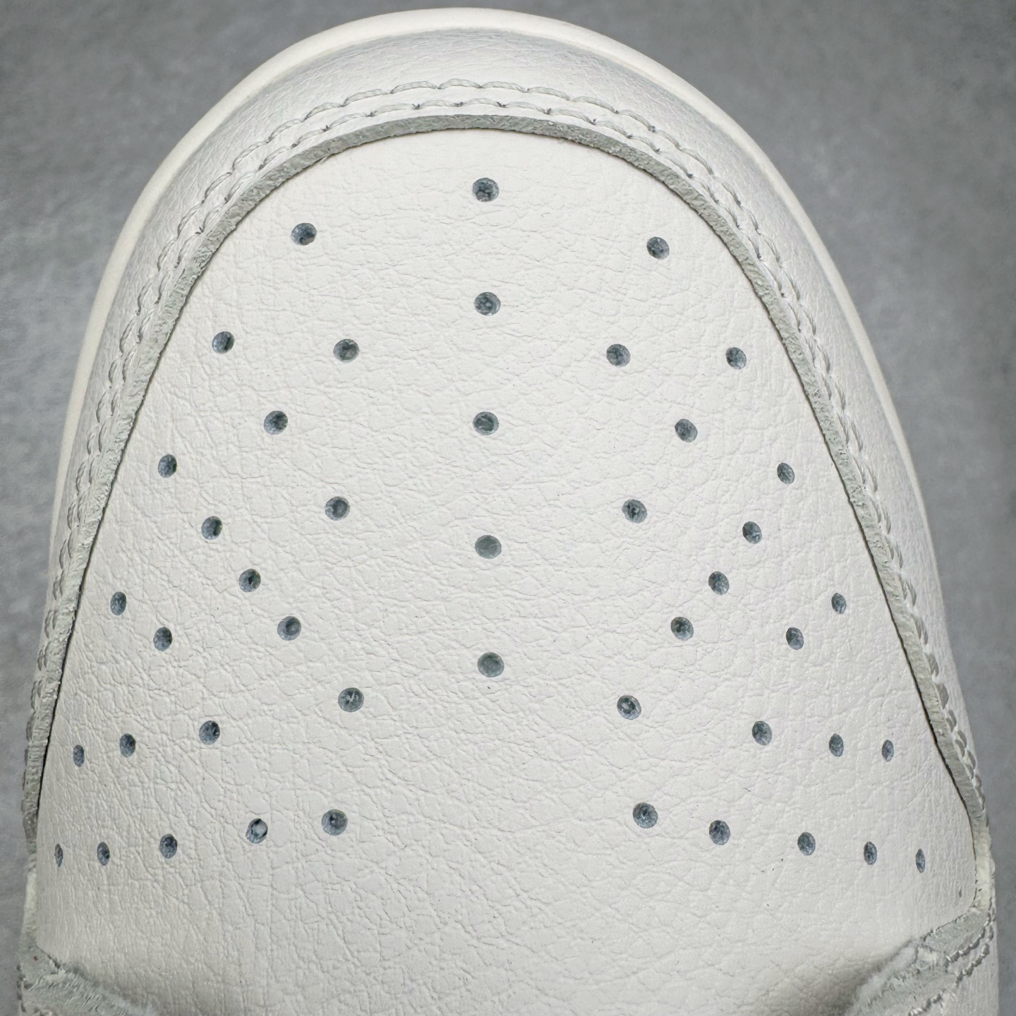 图片[14]-＃YC纯原 NK Dunk Low 极致灰 WG0508-042 当世界追逐转瞬即逝的爆款，真正的风格早已沉淀于灰度。低饱和的米白覆盖鞋身，荔枝纹皮革的天然纹理，成为最克制的装饰。极致灰色Swoosh以微妙的阴影层次勾勒轮廓，鞋头的迷你小钩与鞋侧上的“VICTORY”字样，设计语言，藏在每一个细节里。潮流也许会褪色，但灰度，是永恒的进阶。定制系列天花板 无原鞋不开发 全系列得物原鞋一比一校对开发 配色持续更新中 终端对接 优势输出 全套原厂楦头原纸板数据档案倾力打造 原汁原味莞产 极致还原 圈内最强针车工艺 高端零售指定版 广东原厂配套原盒原标 鞋盒分三个尺码段 原厂冲刀 超高清洁度 全鞋零毛边皮料切割 采用原厂百宏鞋带以及原厂百宏织唛舌标 内标可供原厂几率过验 进口原装条纹中底布 四线拉帮白色点胶 原厂拉帮手法遵循公司 原厂电绣 极致还原 尺码：36 36.5 37.5 38 38.5 39 40 40.5 41 42 42.5 43 44 44.5 45 46-选品中心